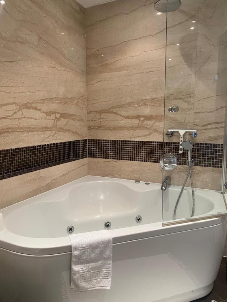 Double Room with Spa Bath - Photo 24