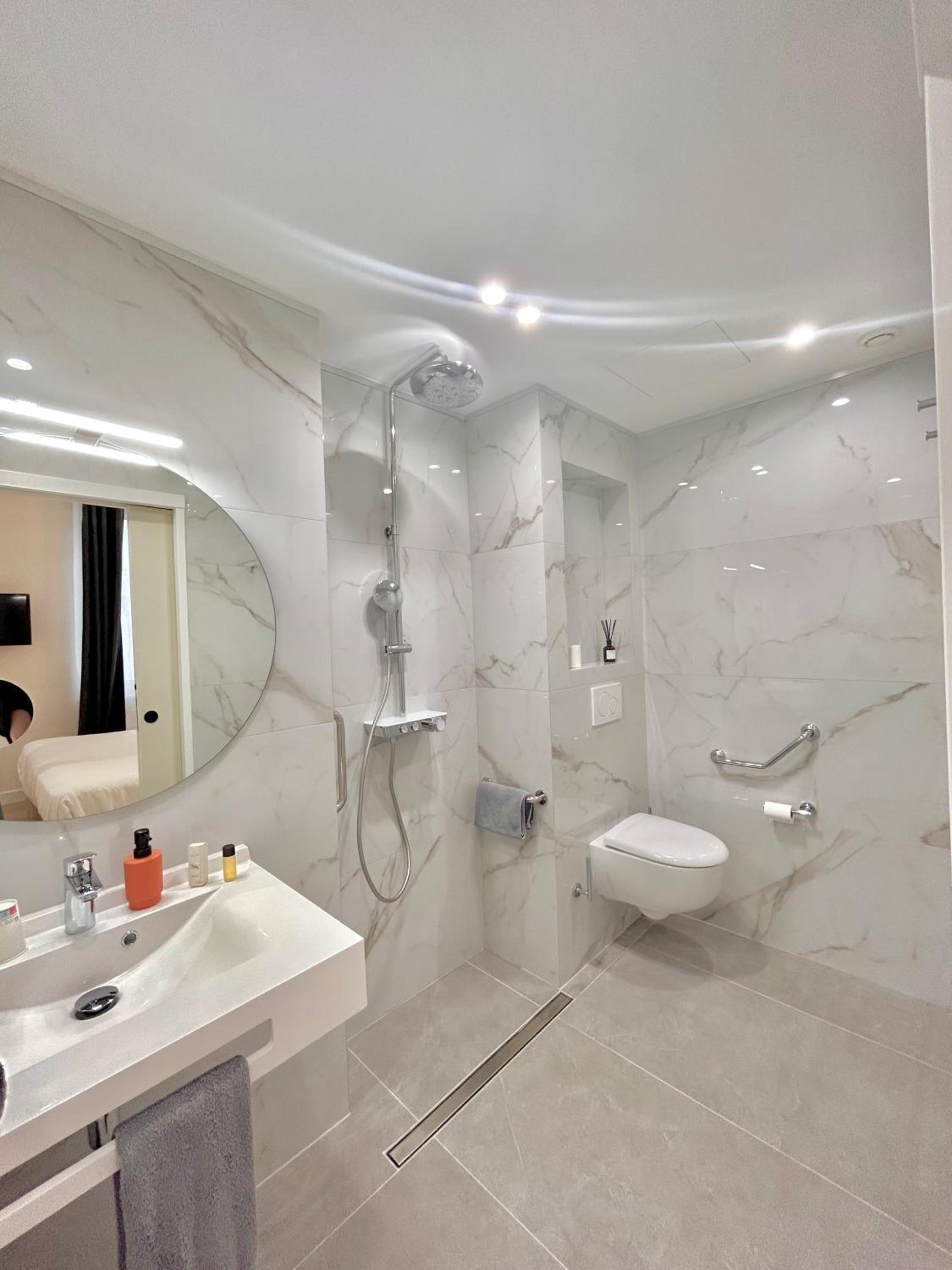 Double Room -  Reserved for Disability Access - Ground floor - Photo 3