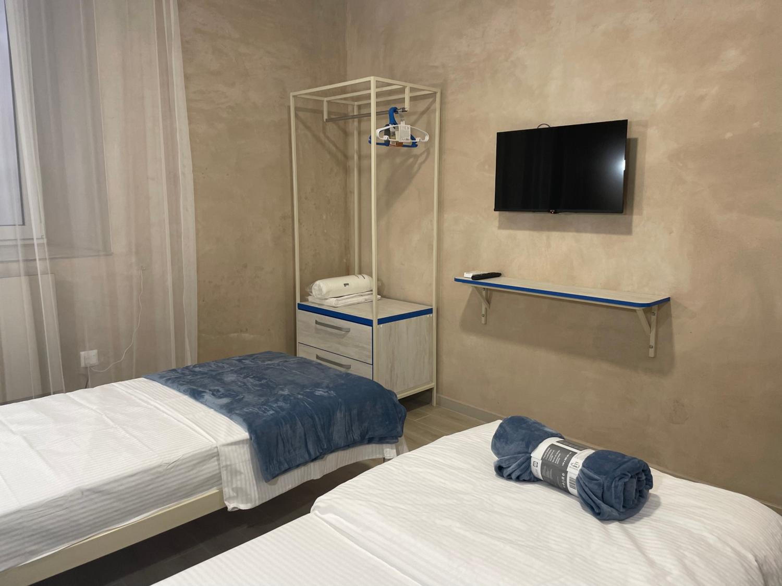 Twin Room with Bath photo 3