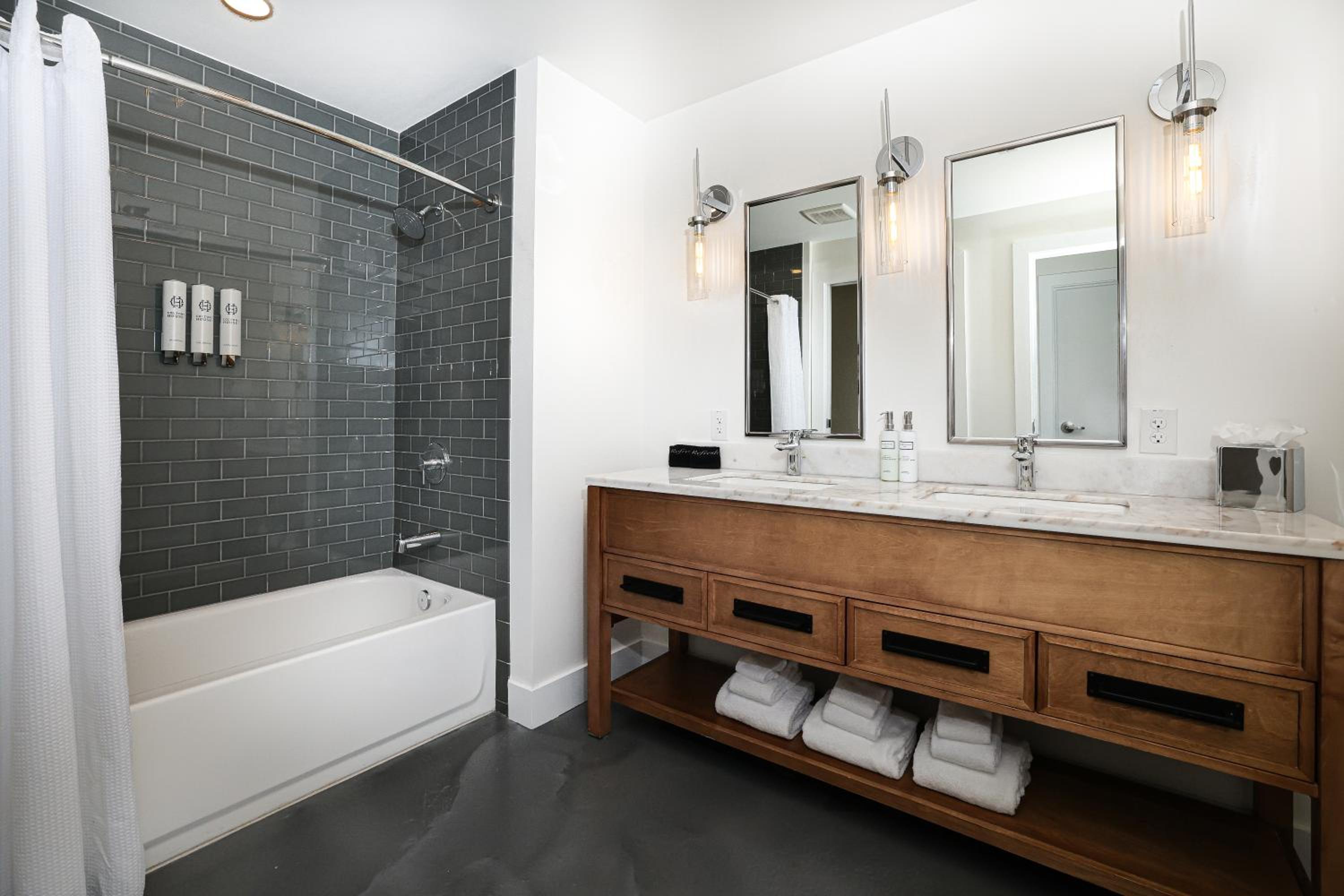 Suite with Balcony - Photo 8