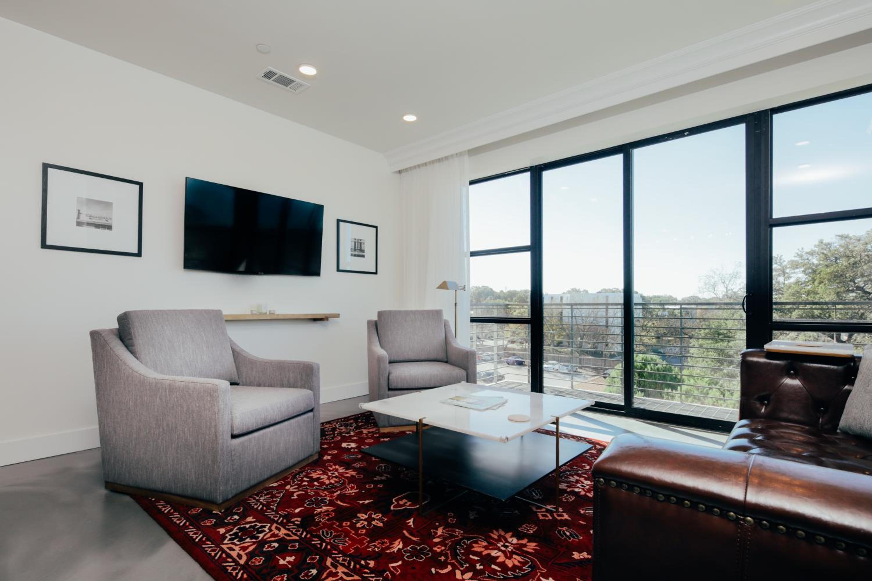 Suite with Balcony - Photo 9