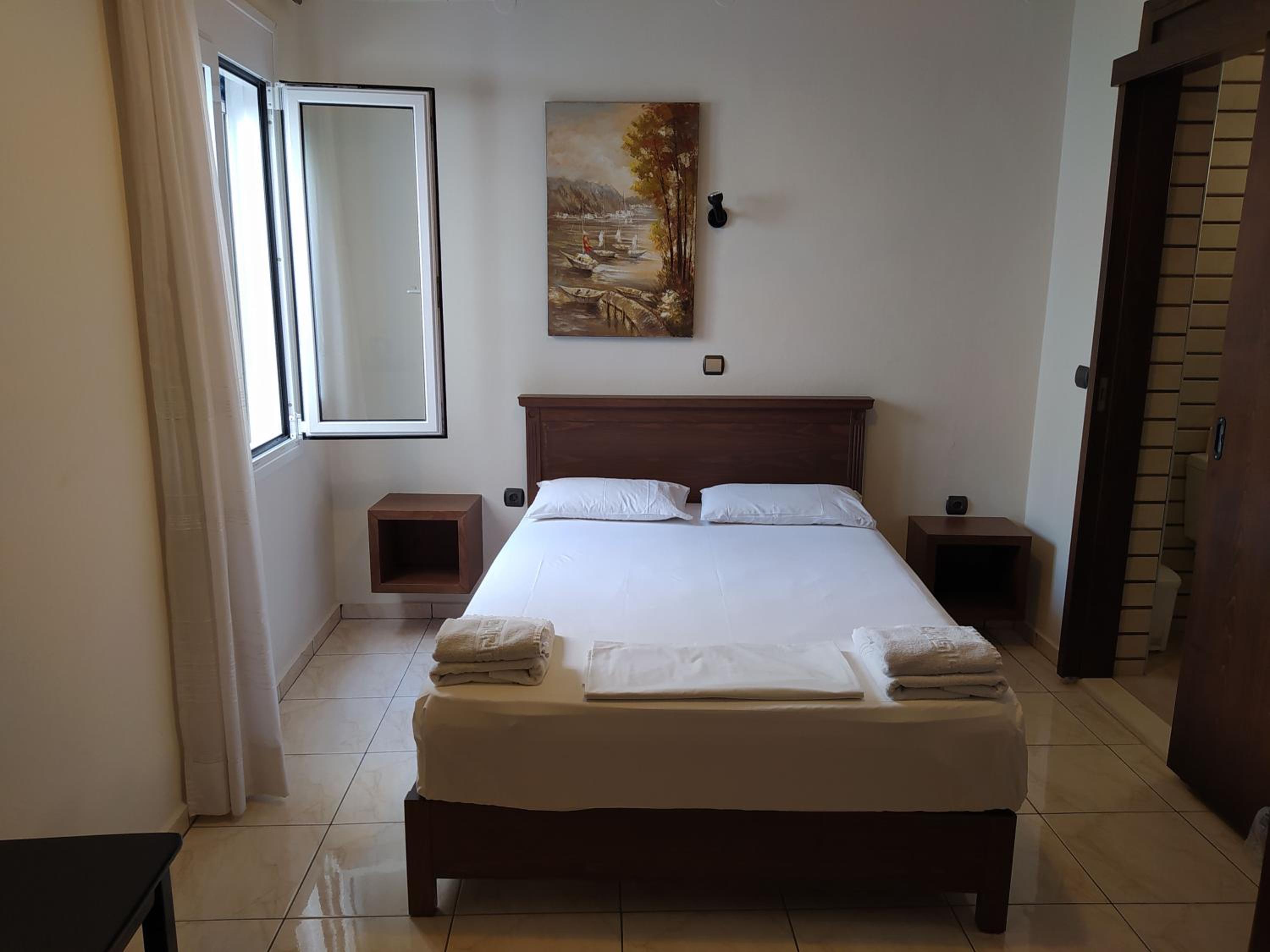 Double Room with no View - Photo 1