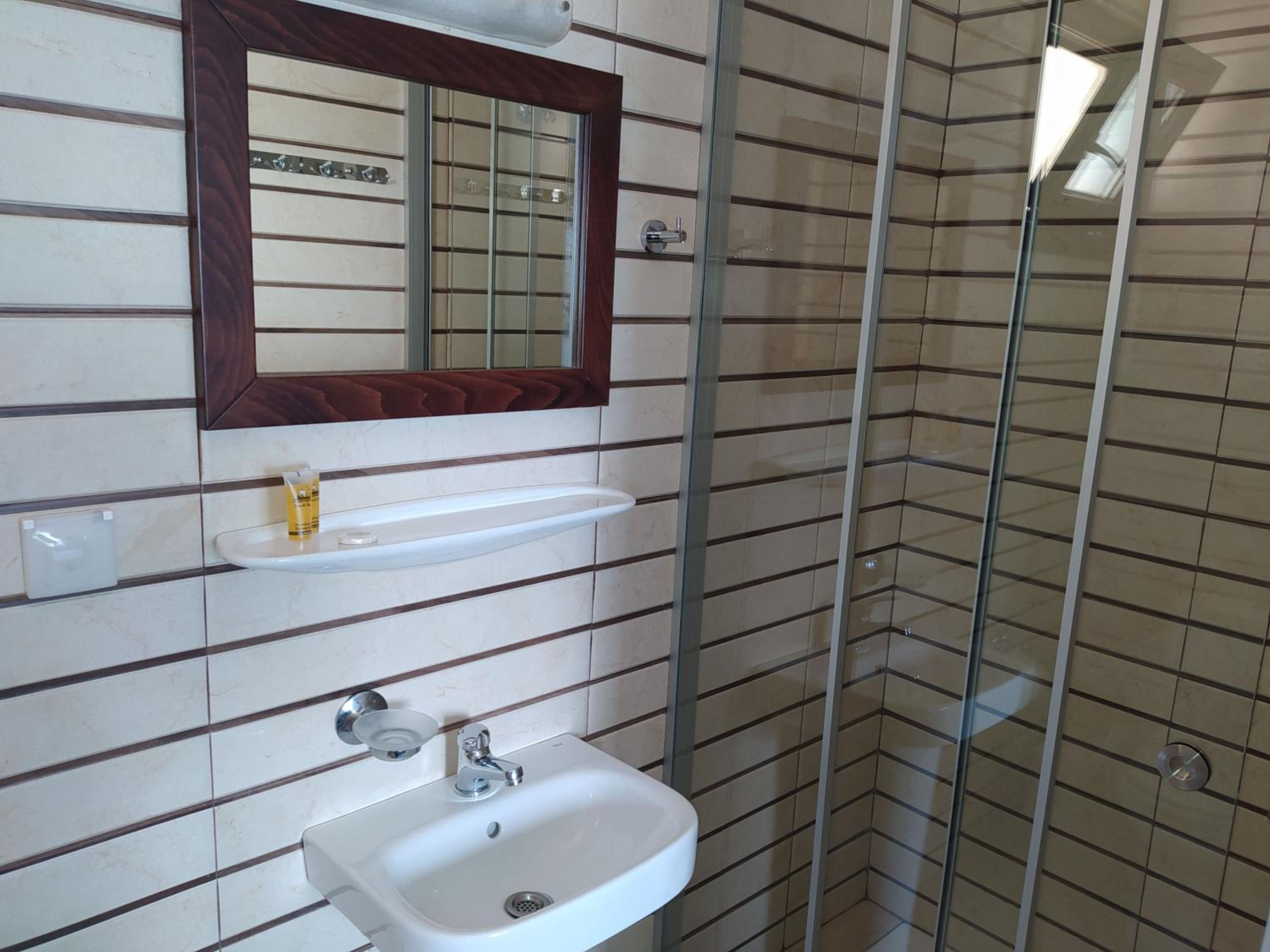 Double Room with no View - Photo 2