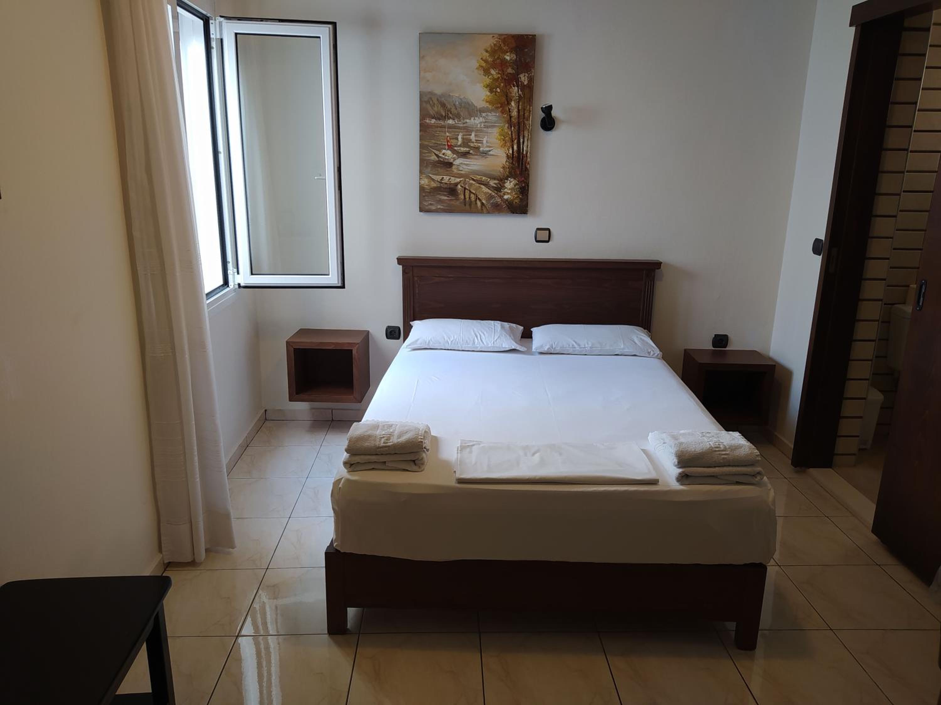 Double Room with no View - Photo 4
