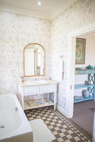Seven-Bedroom House photo 3