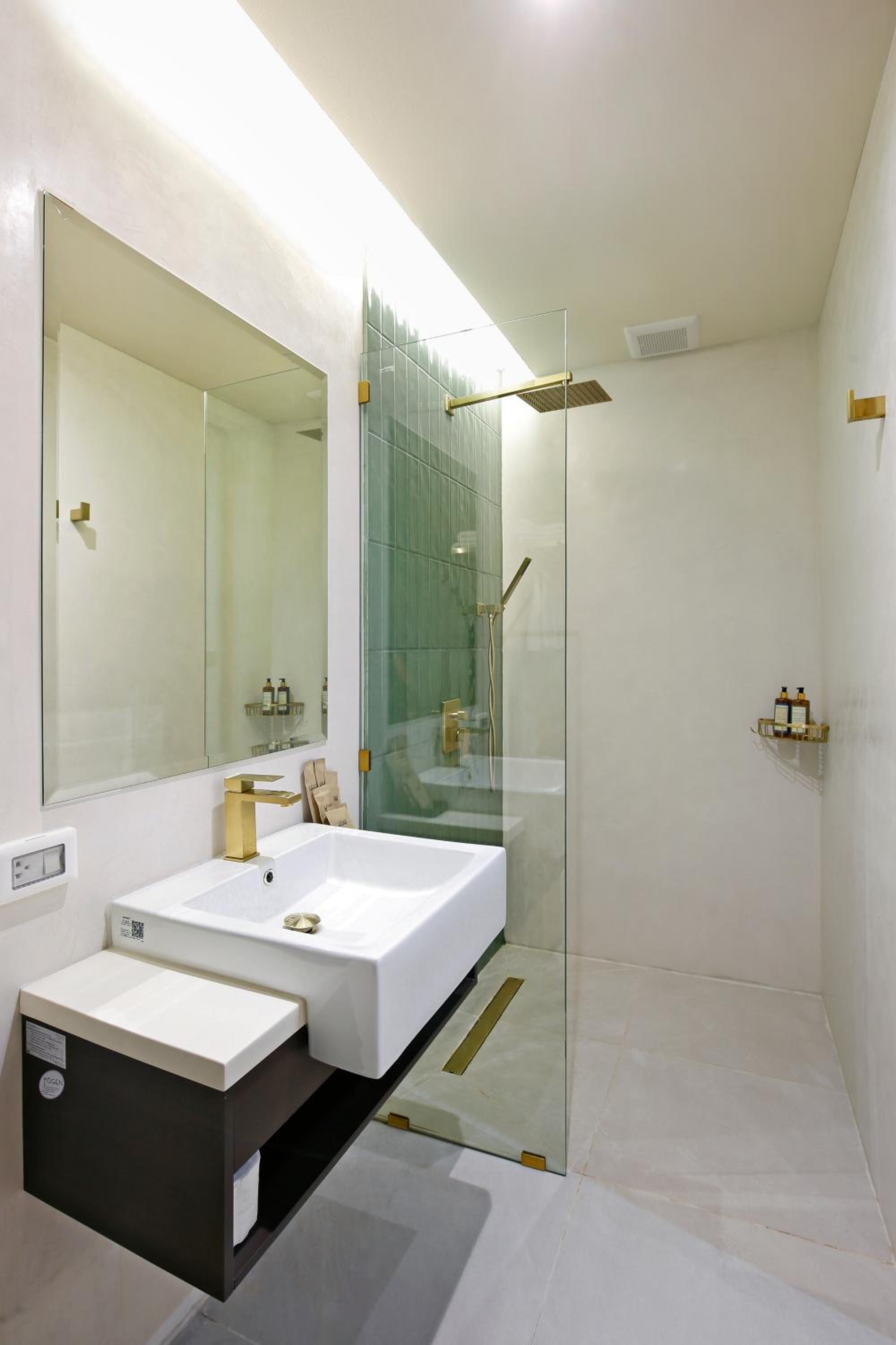 Beachfront Deluxe with Balcony - Photo 13