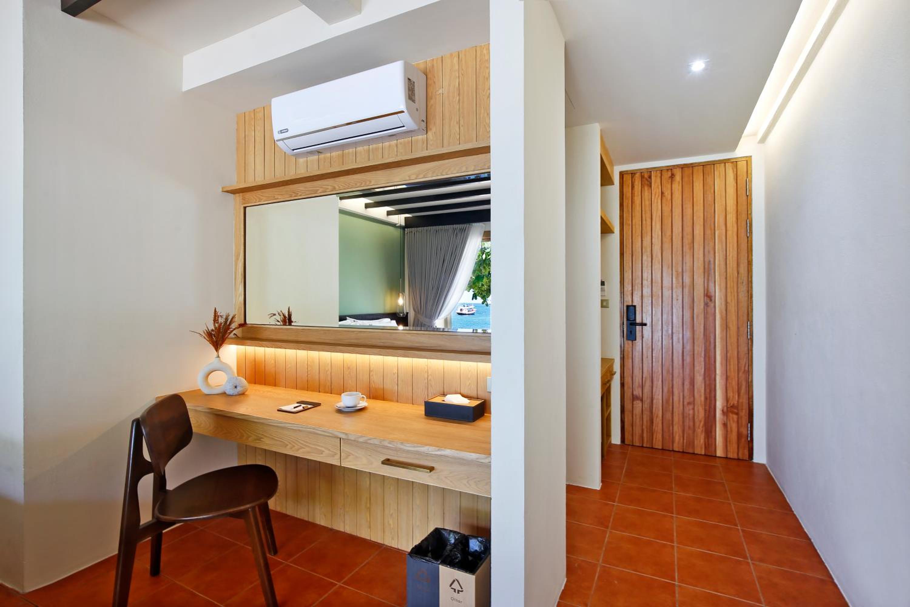 Beachfront Deluxe with Balcony - Photo 21