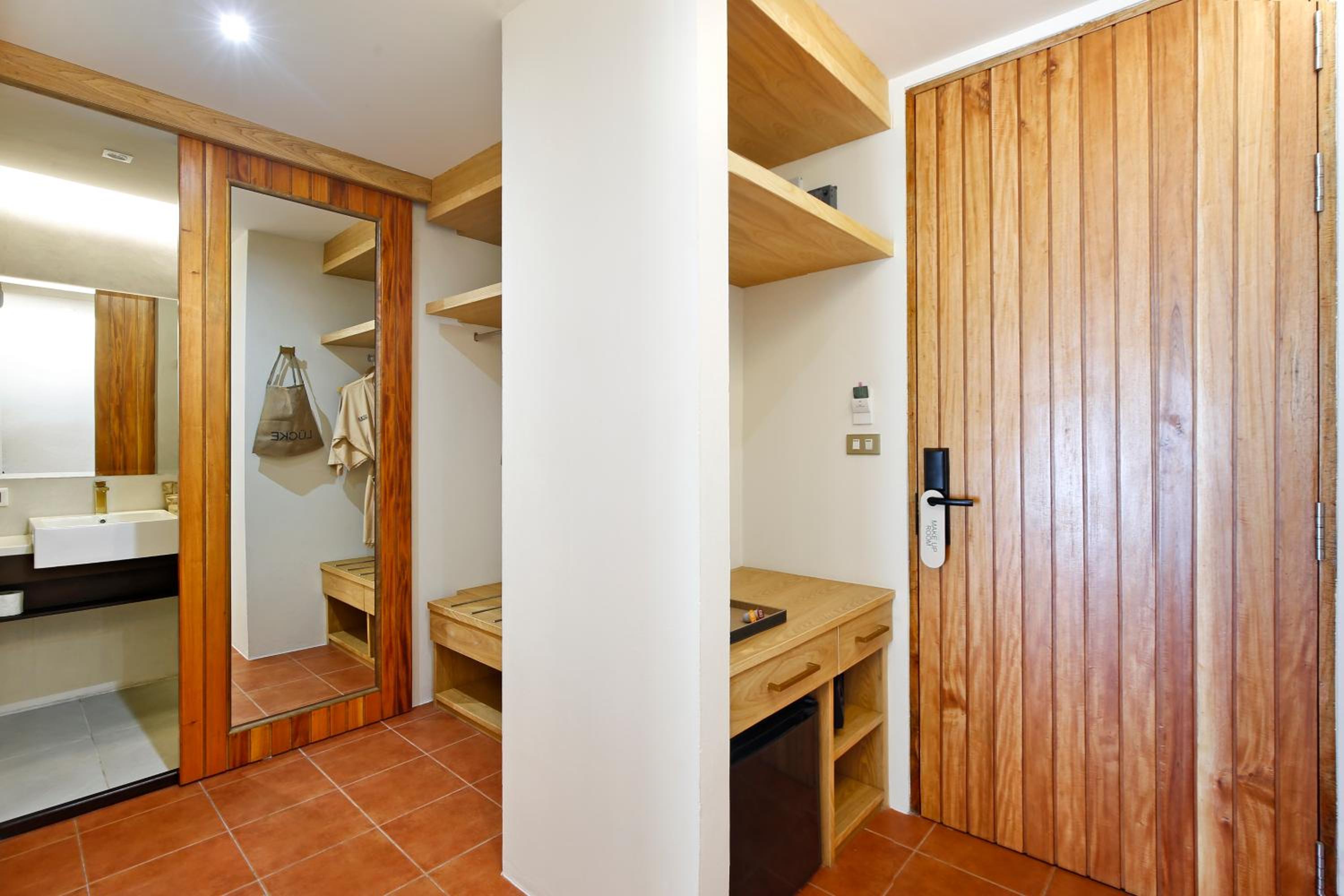 Beachfront Deluxe with Balcony - Photo 17
