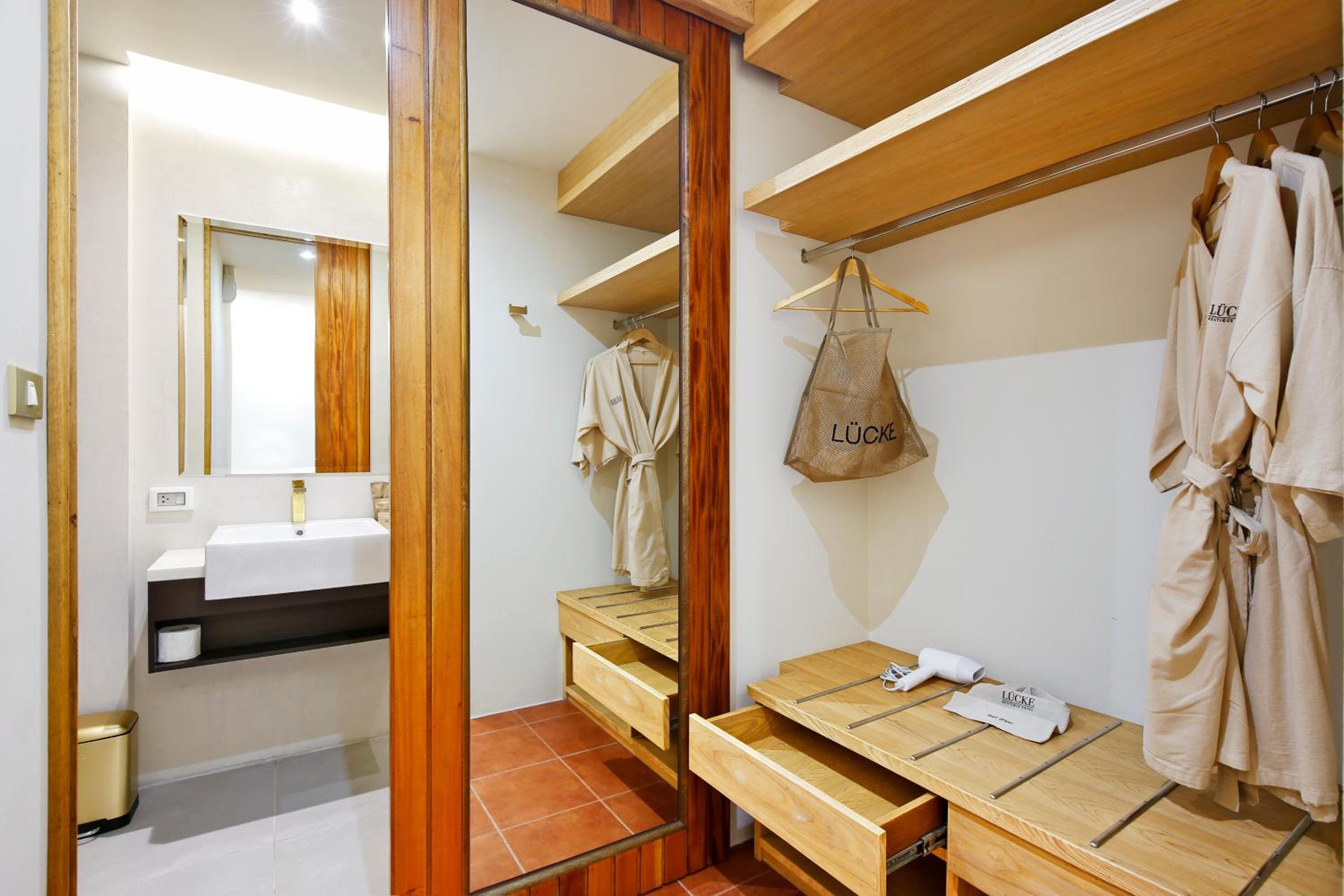 Beachfront Deluxe with Balcony - Photo 16