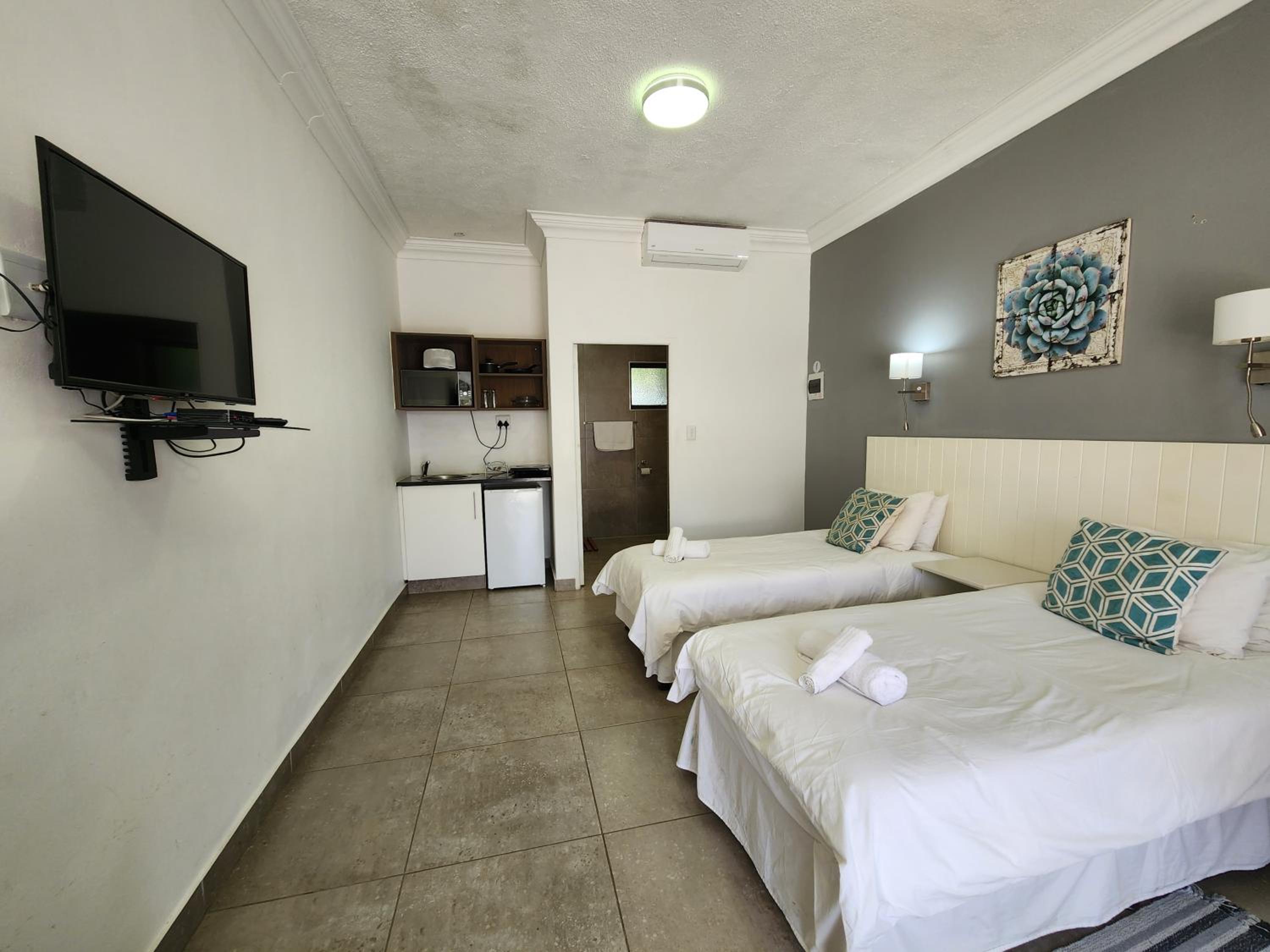 Double or Twin Room - Photo 4