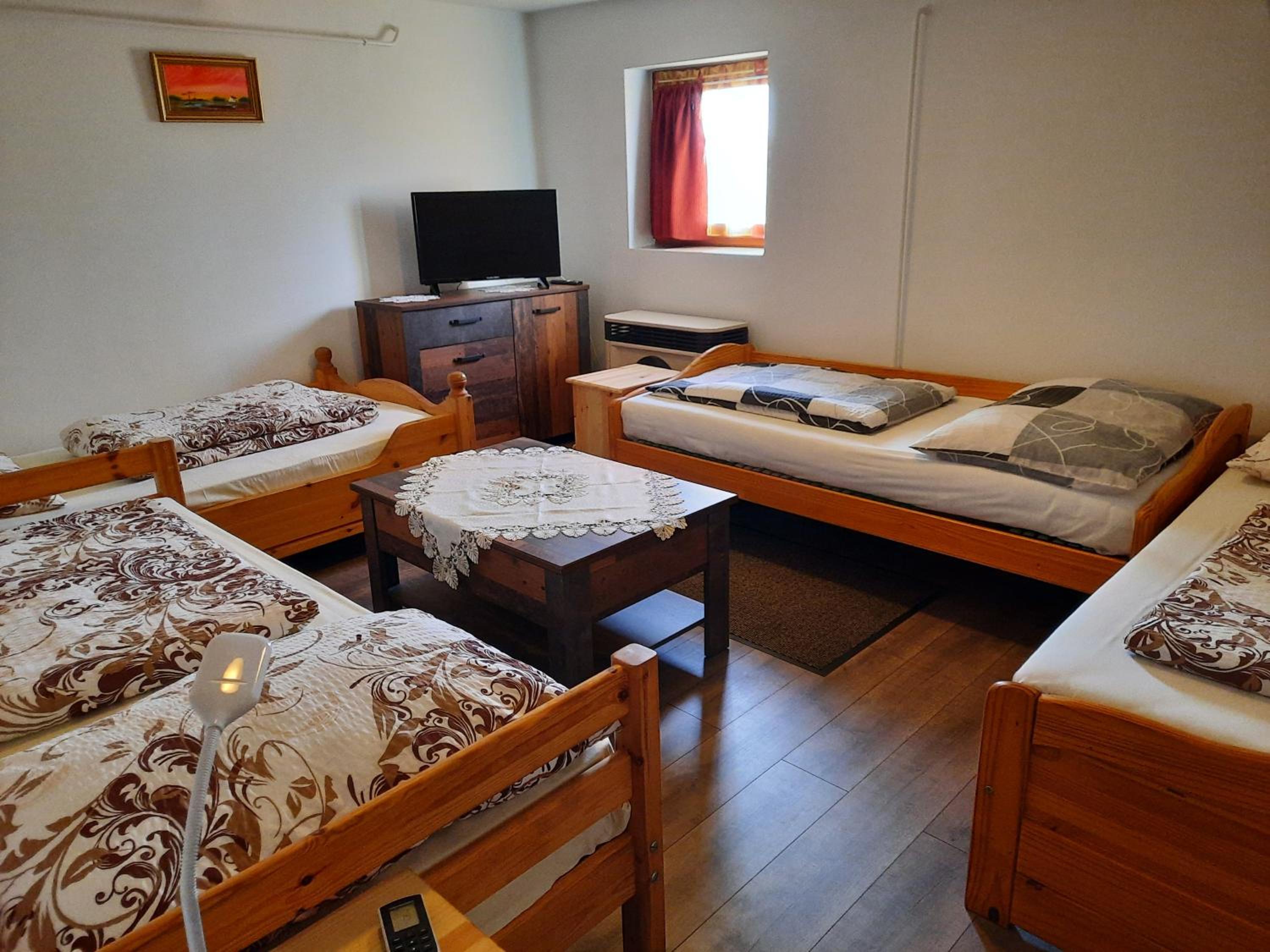 Quadruple Room with Bathroom - Photo 4