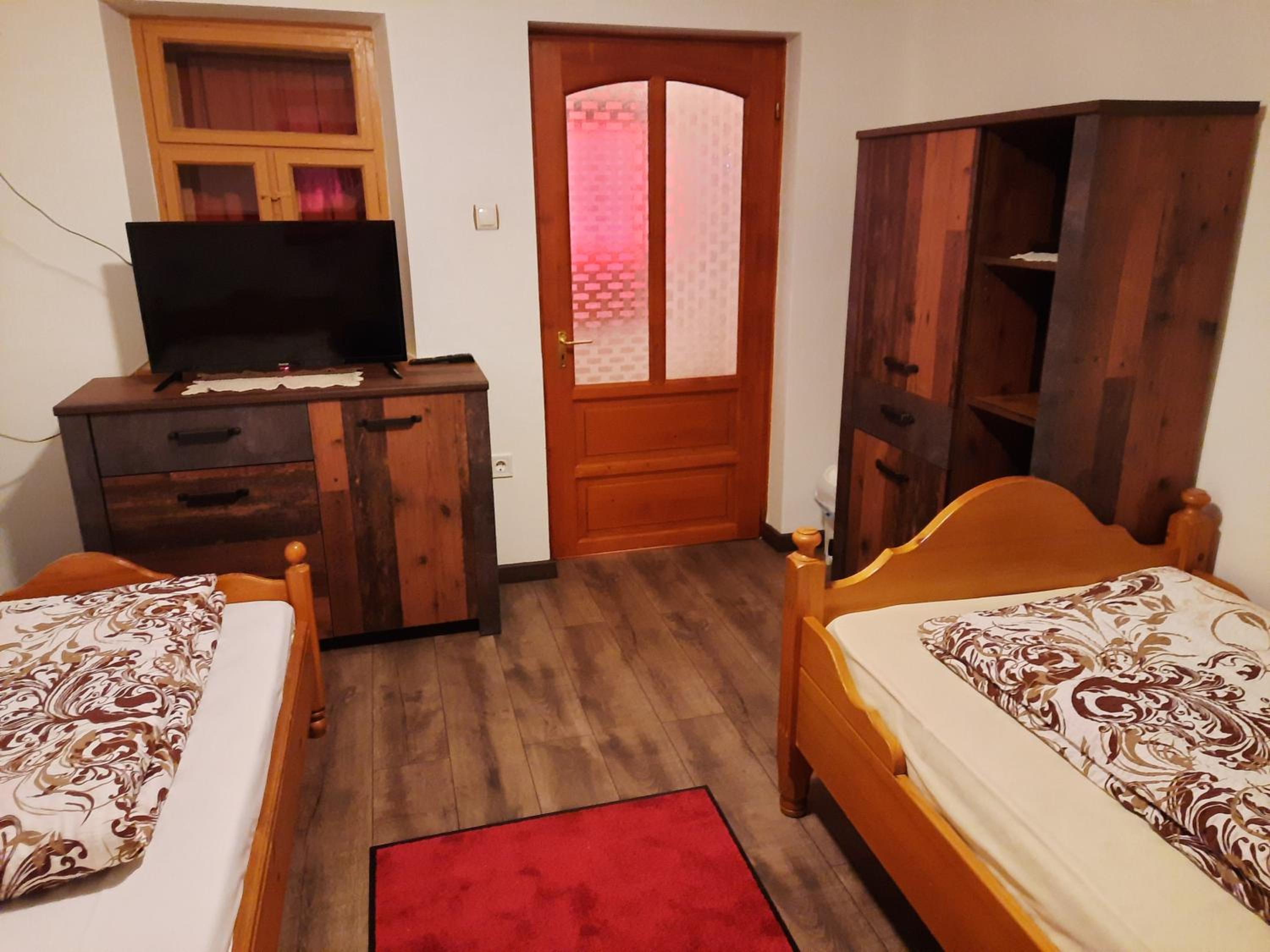 Twin Room - Photo 3