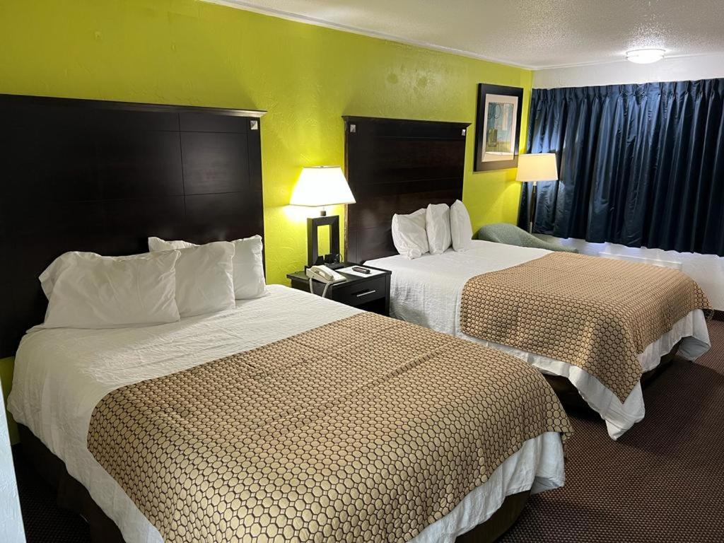 Queen Room with Two Queen Beds - Non-Smoking-Non-pet