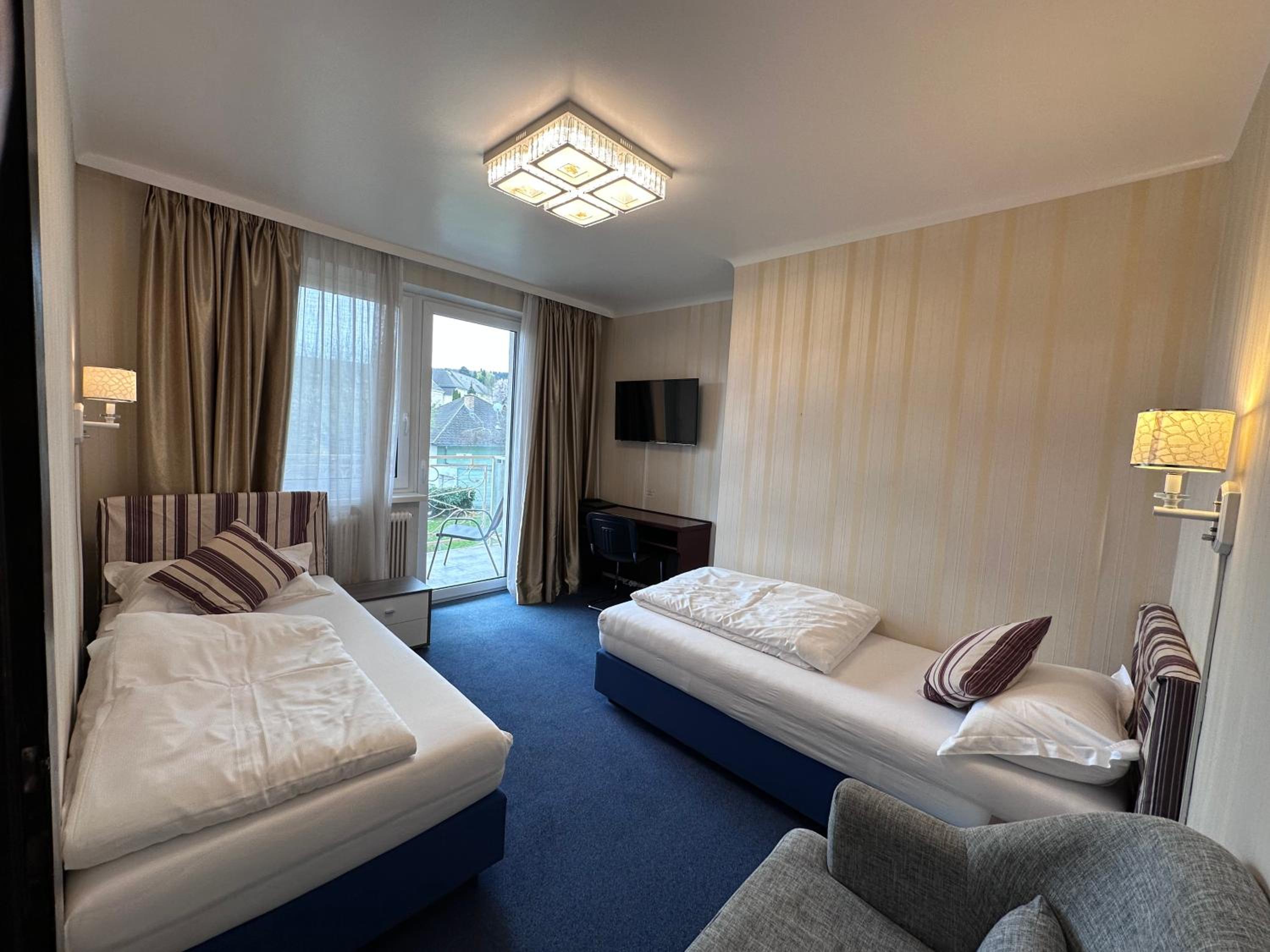 Twin Room with Balcony - Photo 3