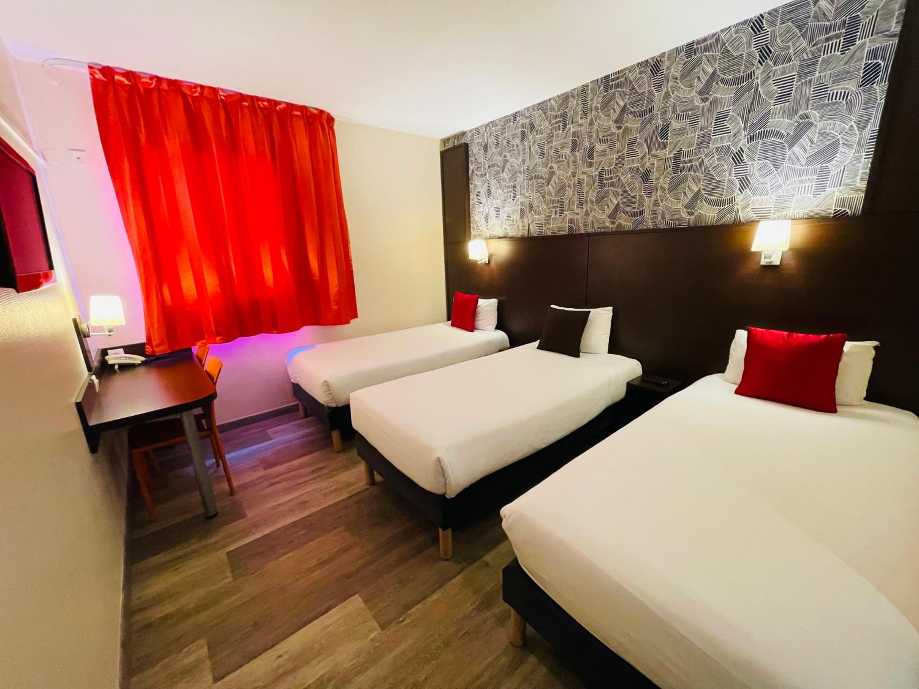 3 Single Beds - Photo 1