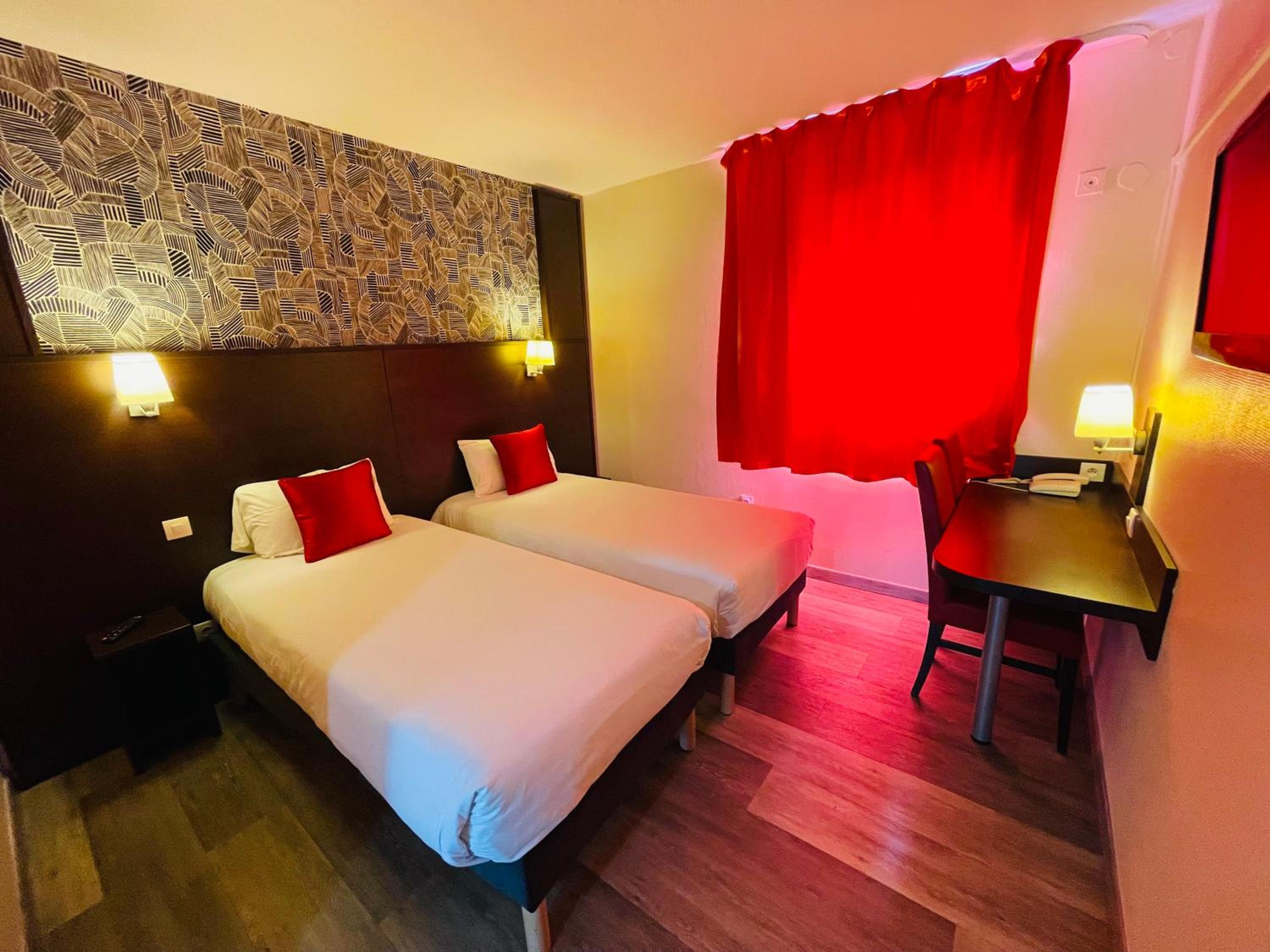 2 Single Beds - Photo 3