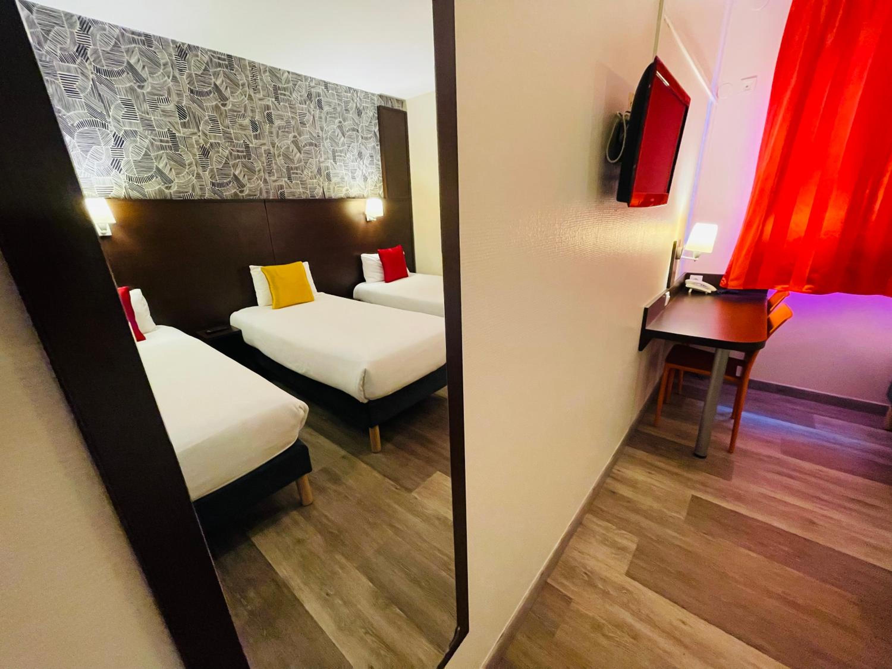 3 Single Beds - Photo 2