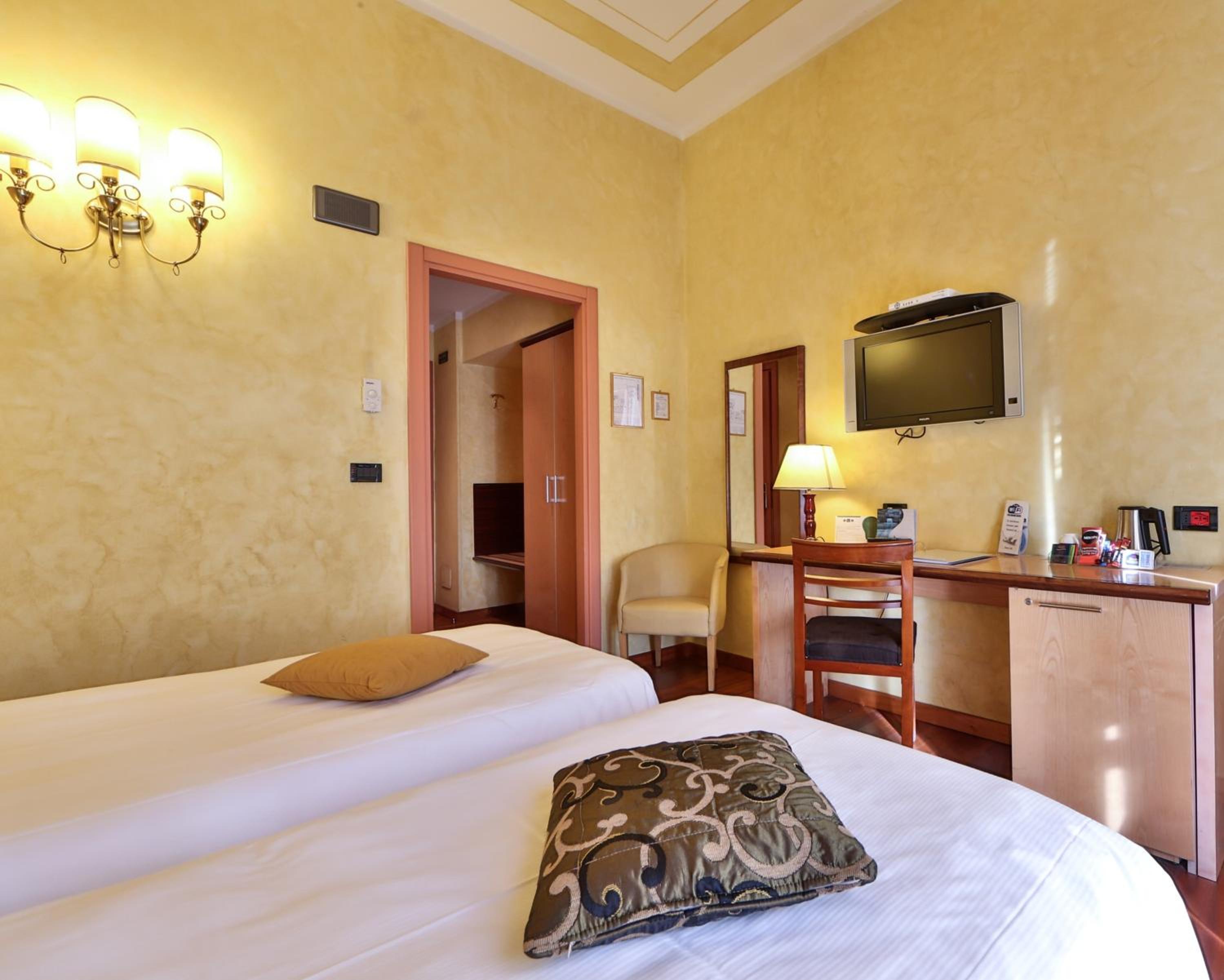 Twin Room - Photo 2