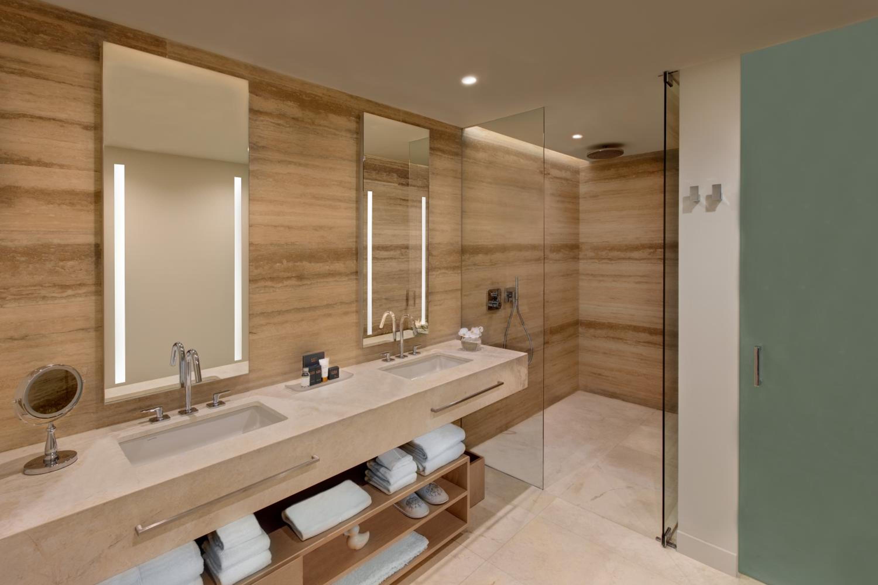 Deluxe One Bedroom Suite - Ocean Front Double