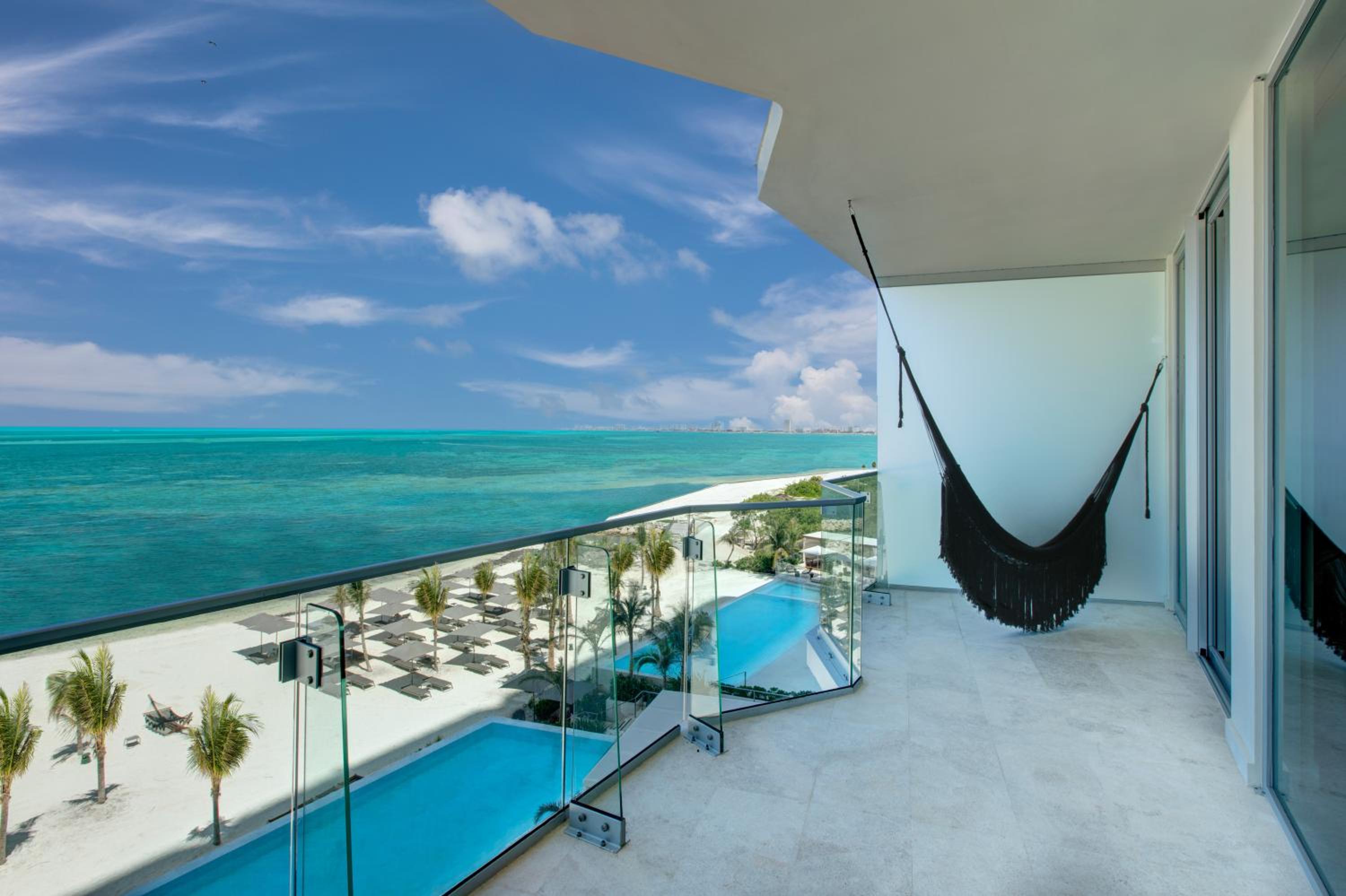 Deluxe One Bedroom Suite - Ocean Front Double