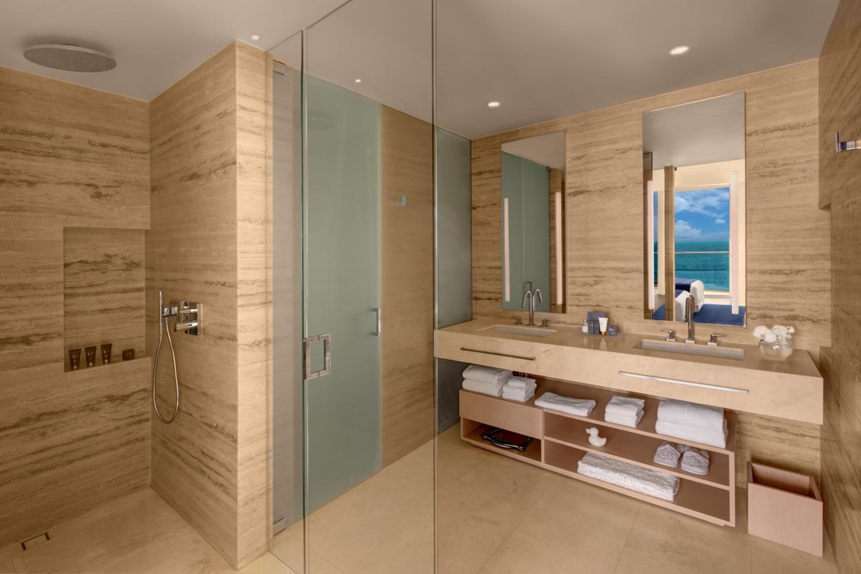 Deluxe One Bedroom Suite - Ocean Front Double