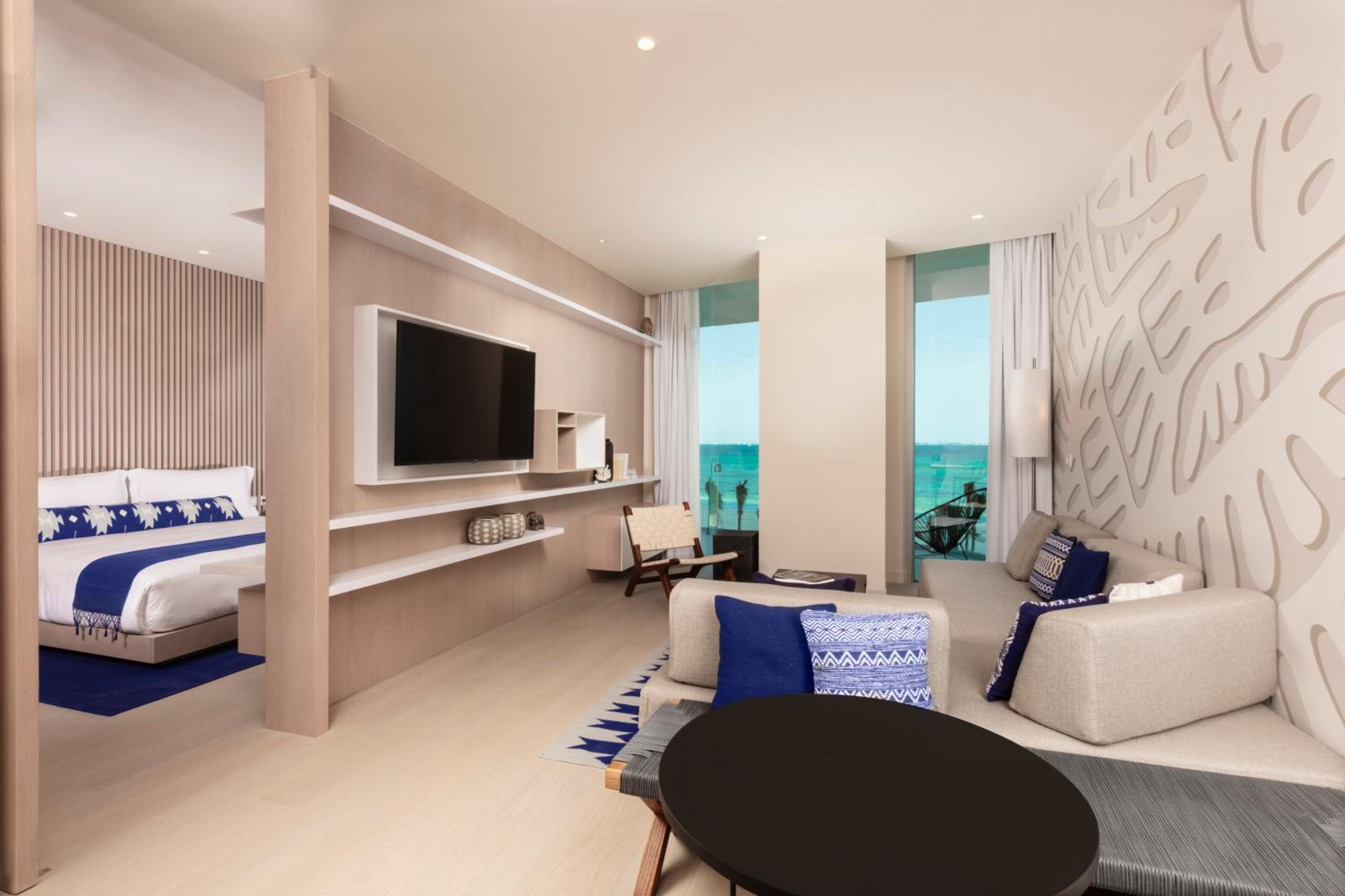 Deluxe One-Bedroom Suite Ocean Front King thumbnail 5