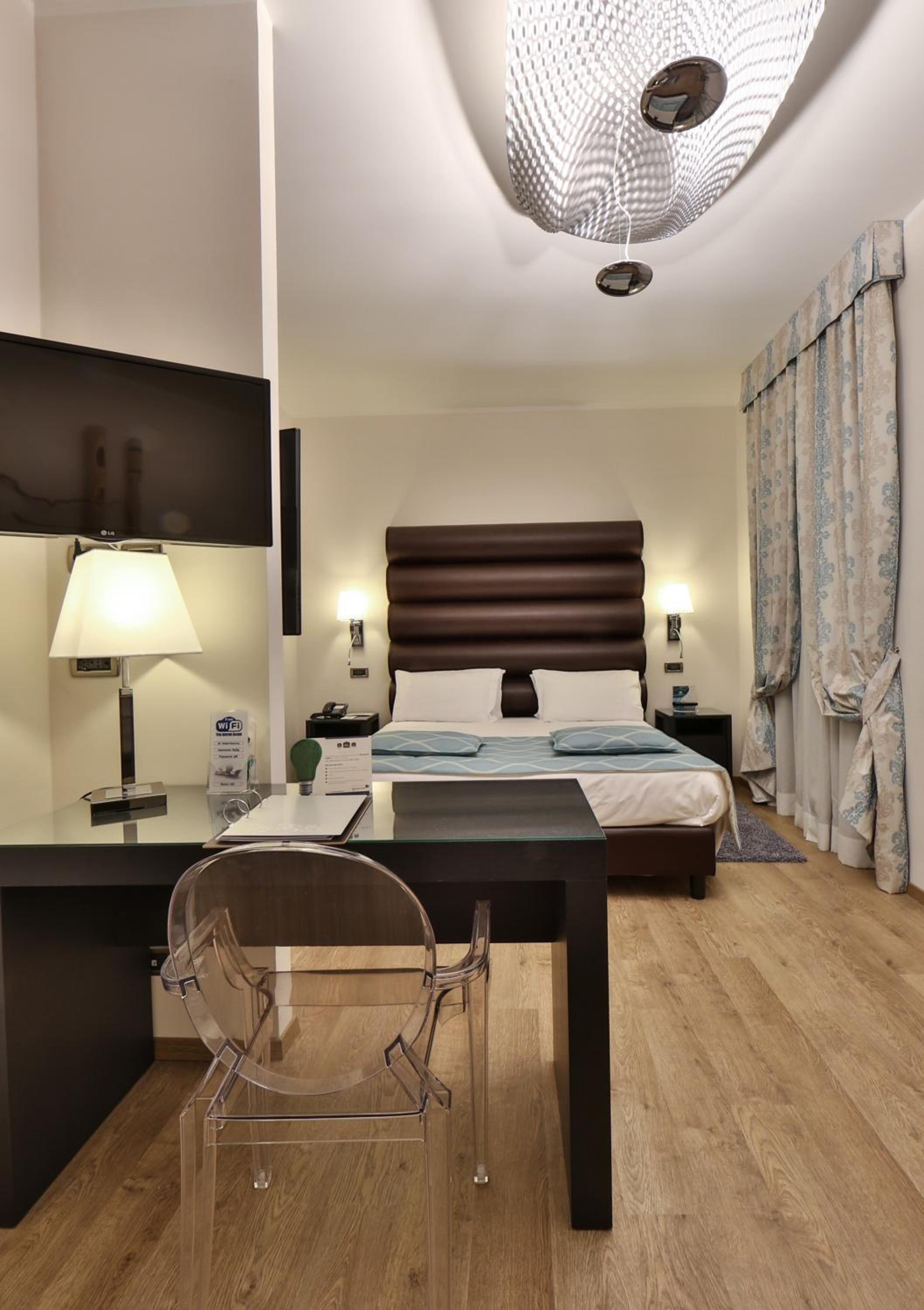 Classic Room with One Queen and Twin Beds - Photo 8