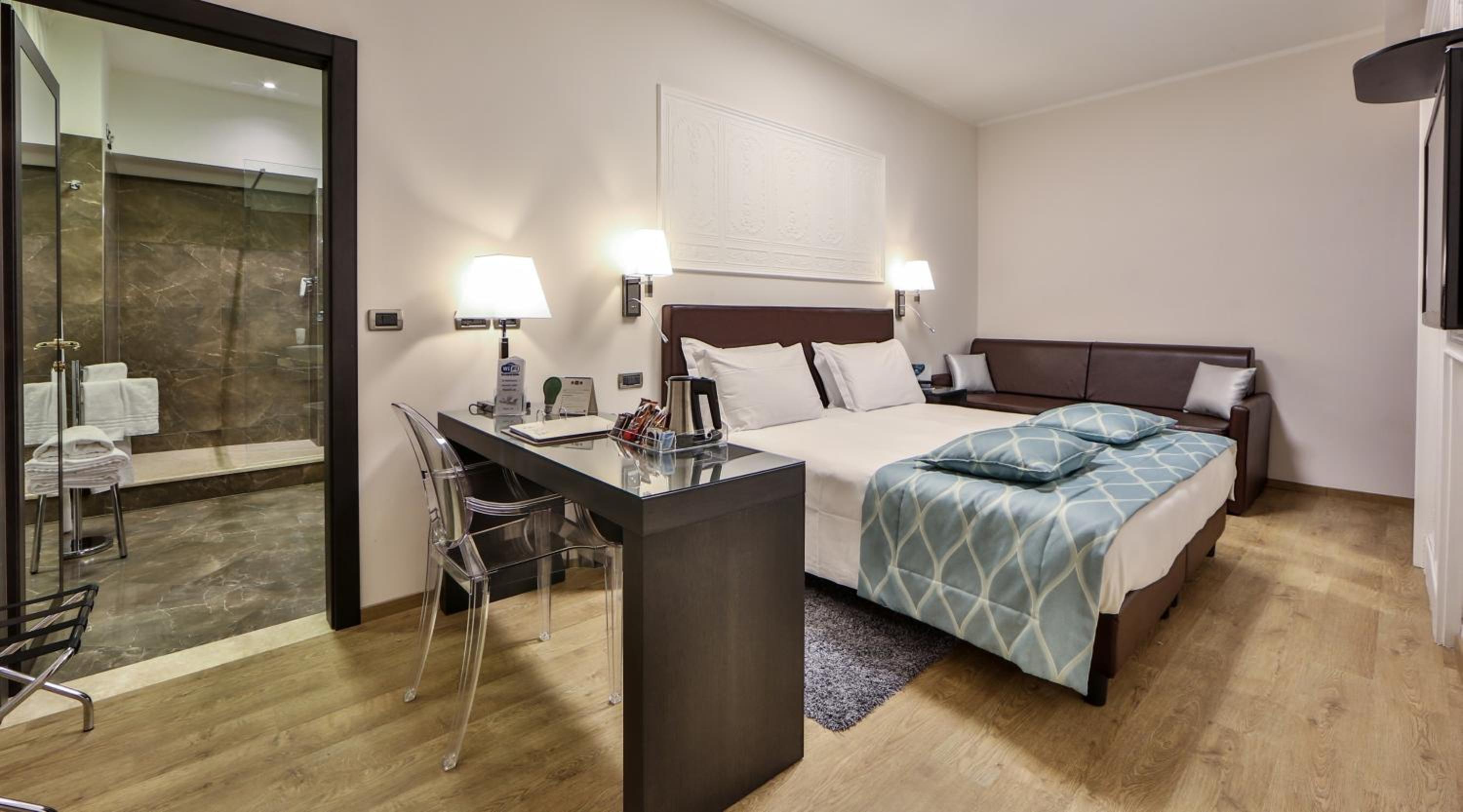 Classic Room with One Queen and Twin Beds - Photo 5