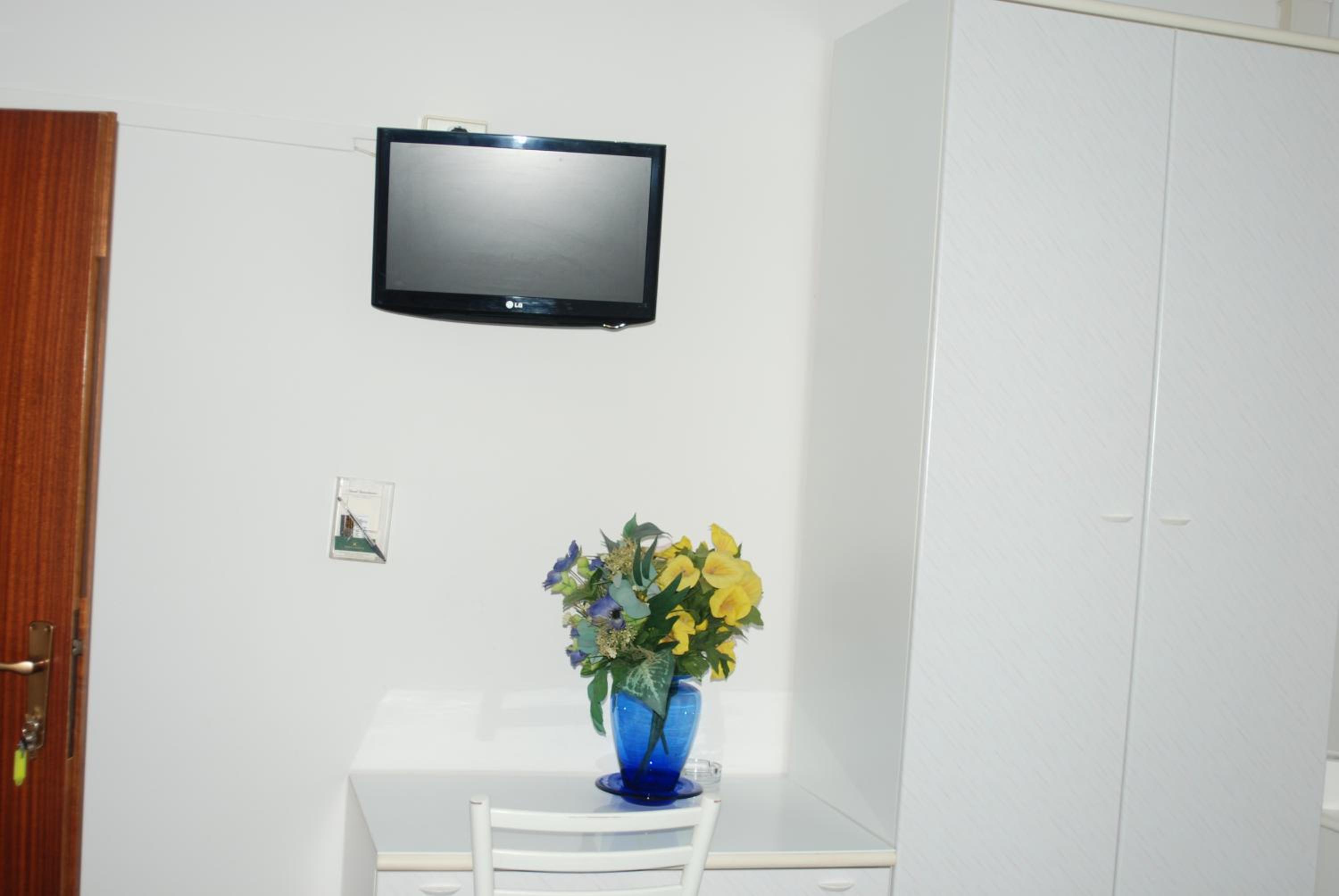 Twin Room - Photo 7