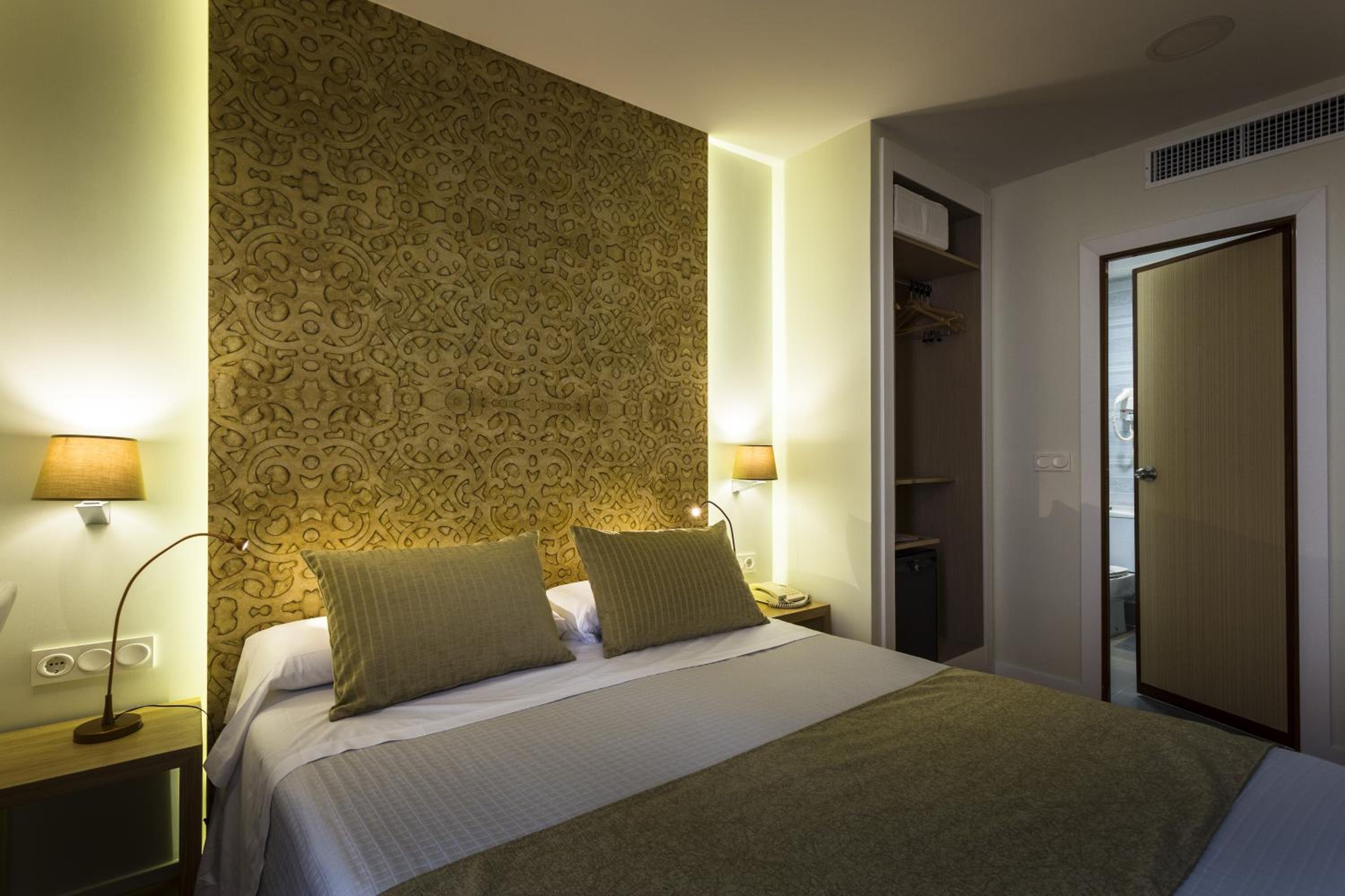 Double or Twin Room - Photo 4