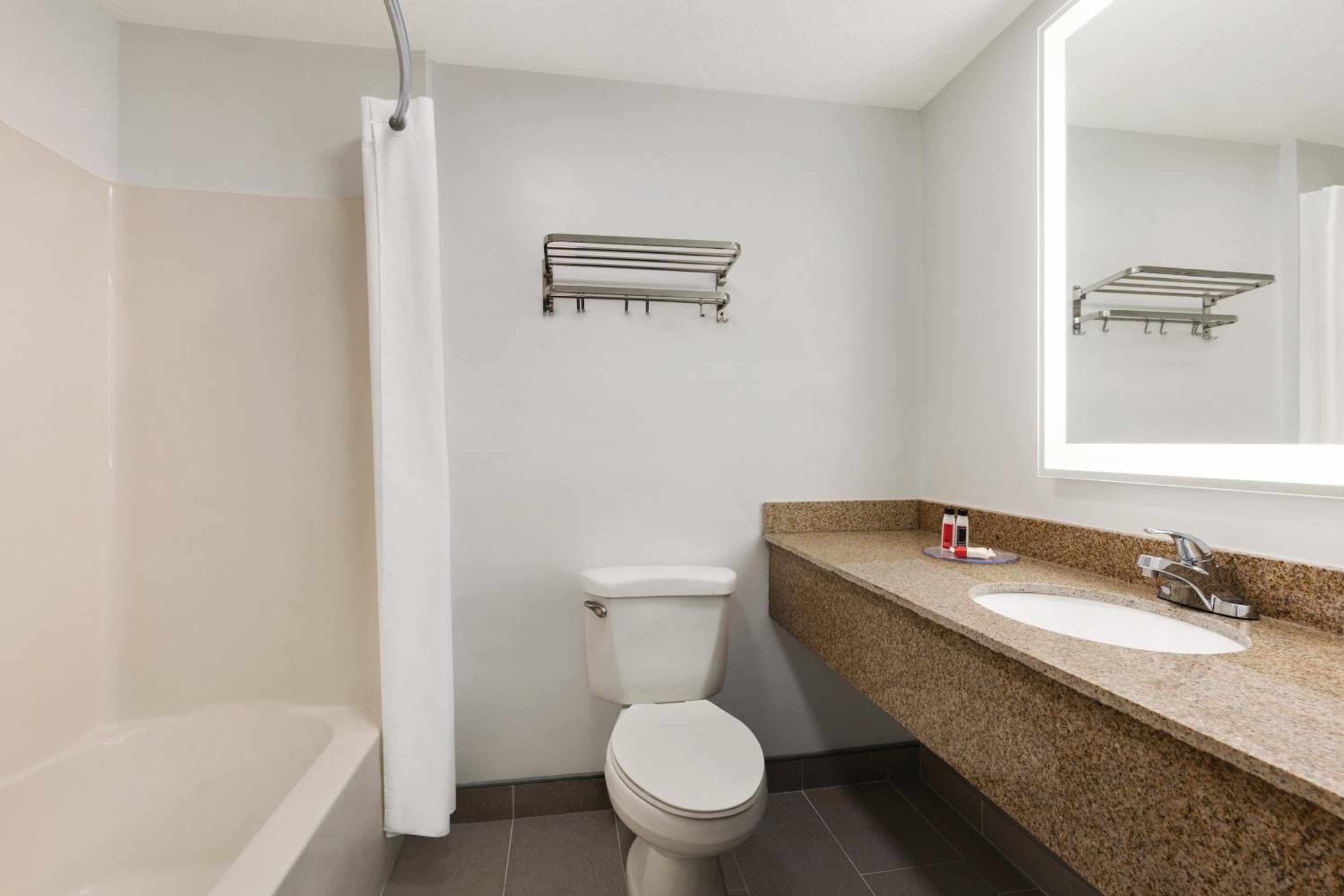 King Suite with Jacuzzi photo 2