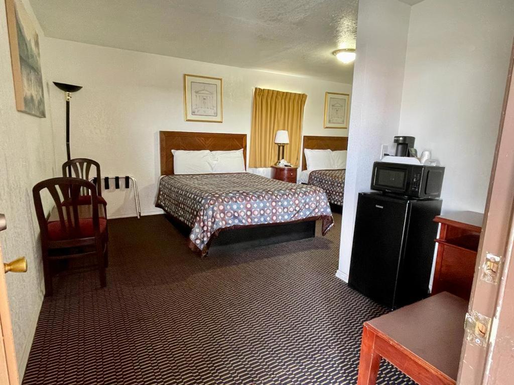 Queen Room with Two Queen Beds photo 1