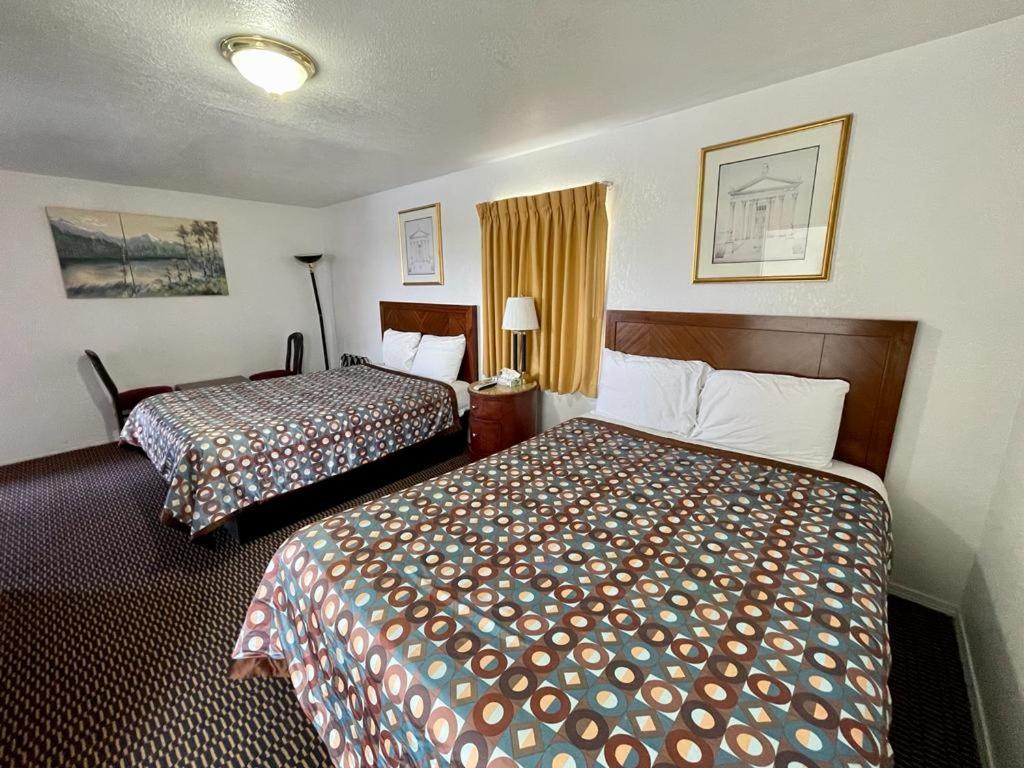 Queen Room with Two Queen Beds photo 2
