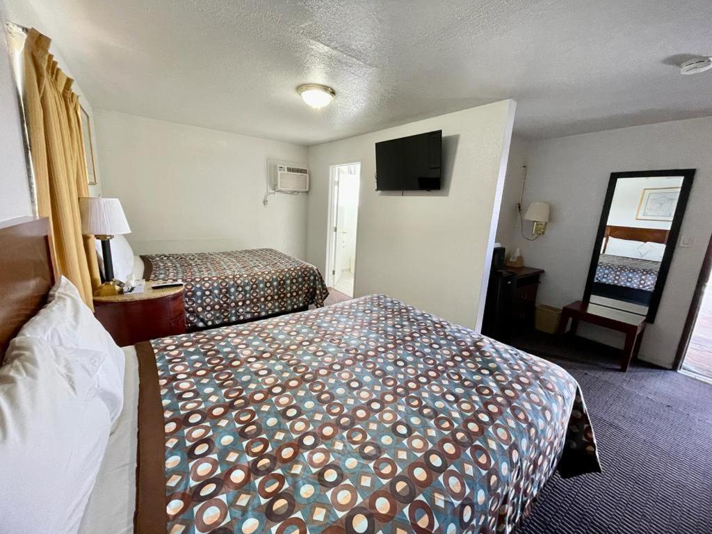 Queen Room with Two Queen Beds photo 3