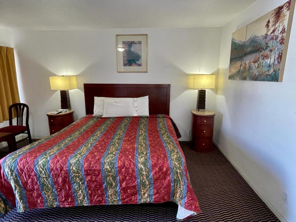 Queen Room photo 1