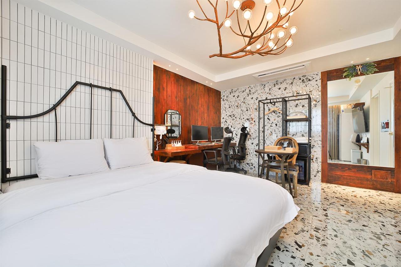 Suite - Photo 9
