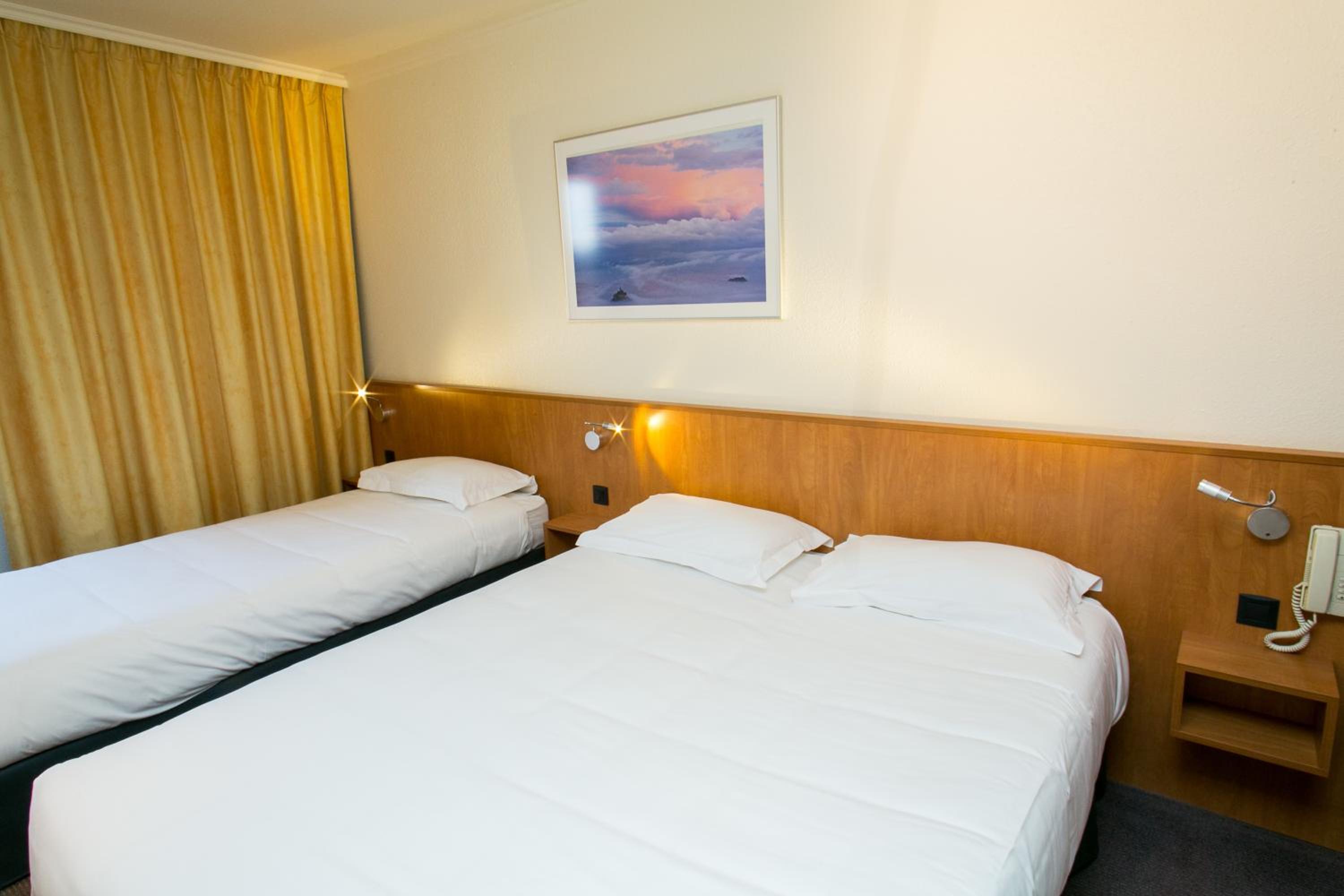 Triple Room (1 Double Bed + 1 Single Bed) - Photo 2