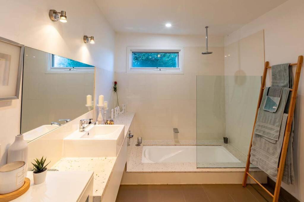Three-Bedroom House photo 3