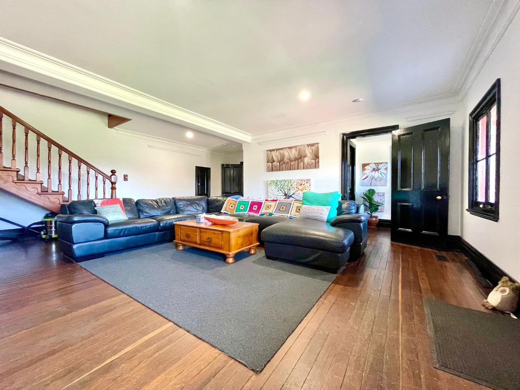 Six-Bedroom House photo 1