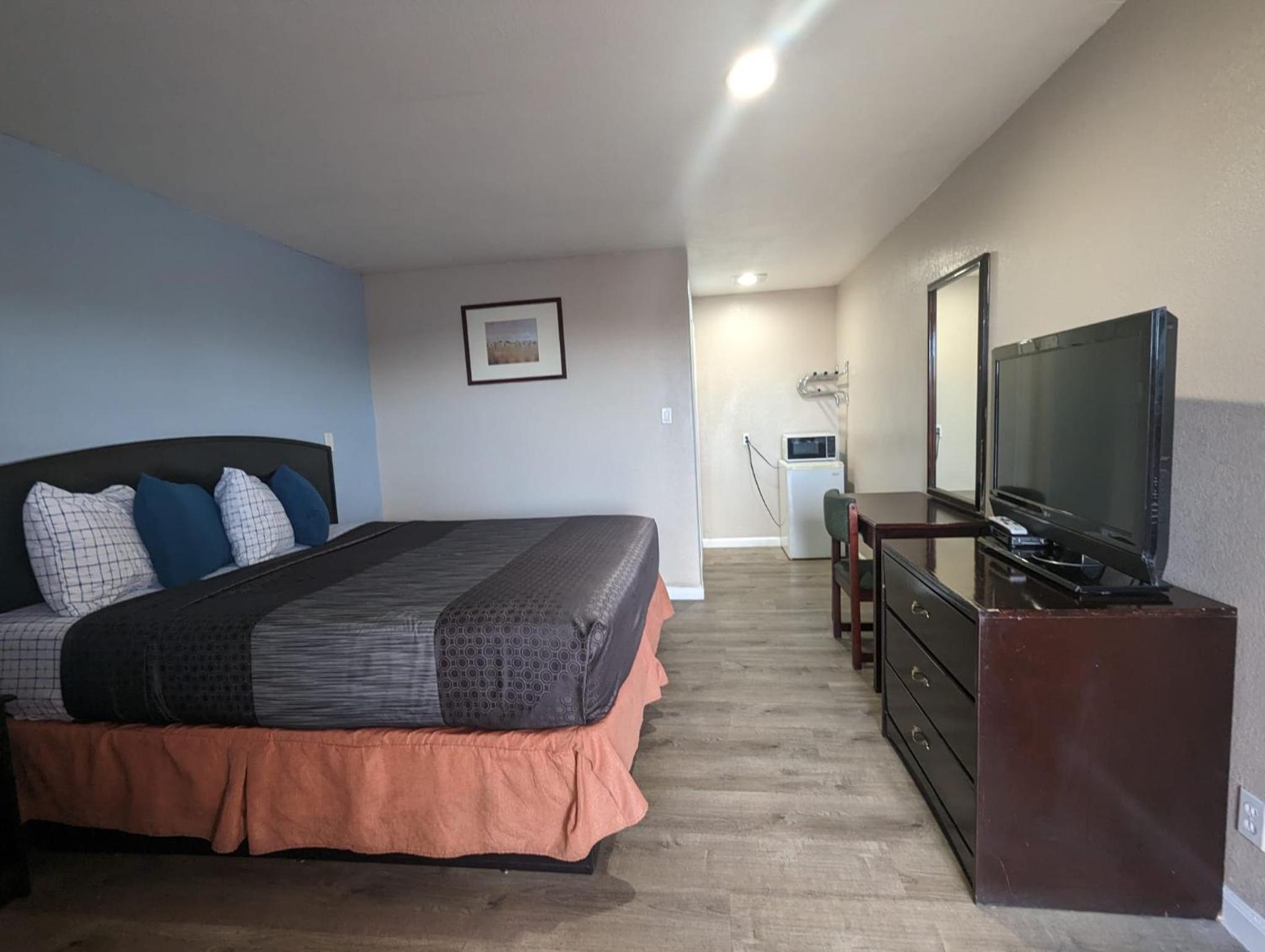 Deluxe King Room - Photo 14