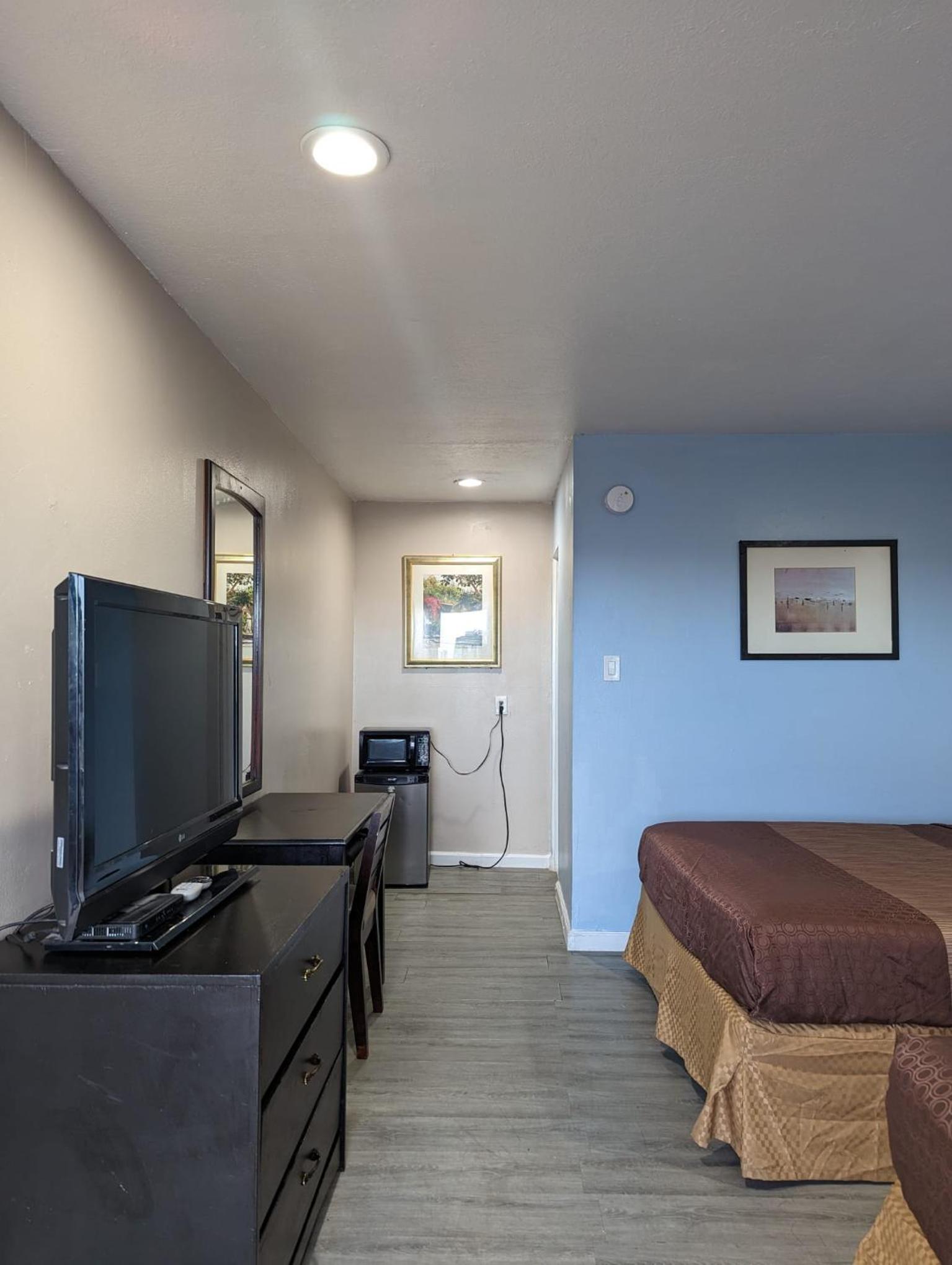 Queen Room with Two Queen Beds - Photo 6