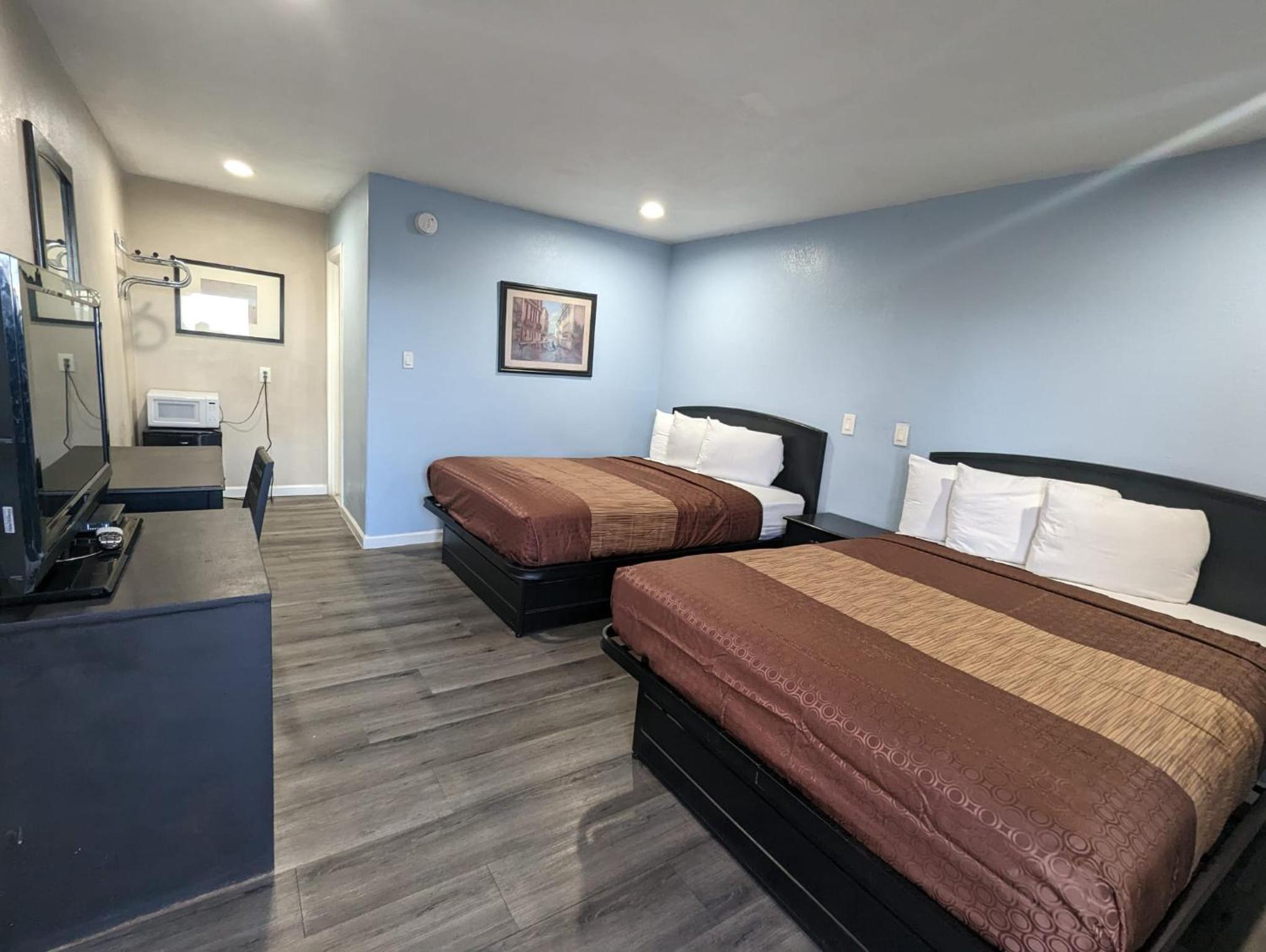 Queen Room with Two Queen Beds - Photo 13