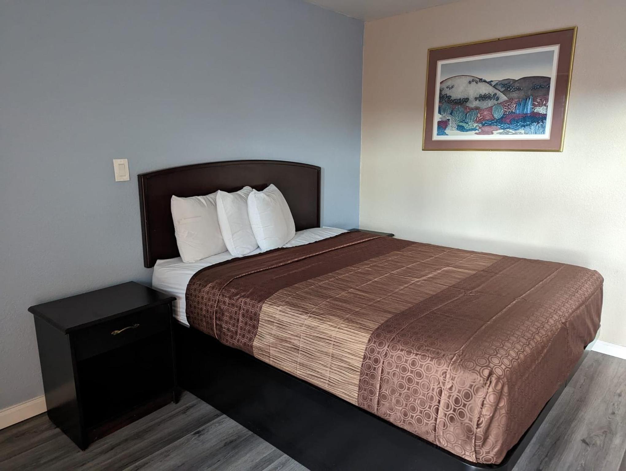 Deluxe King Room - Photo 13