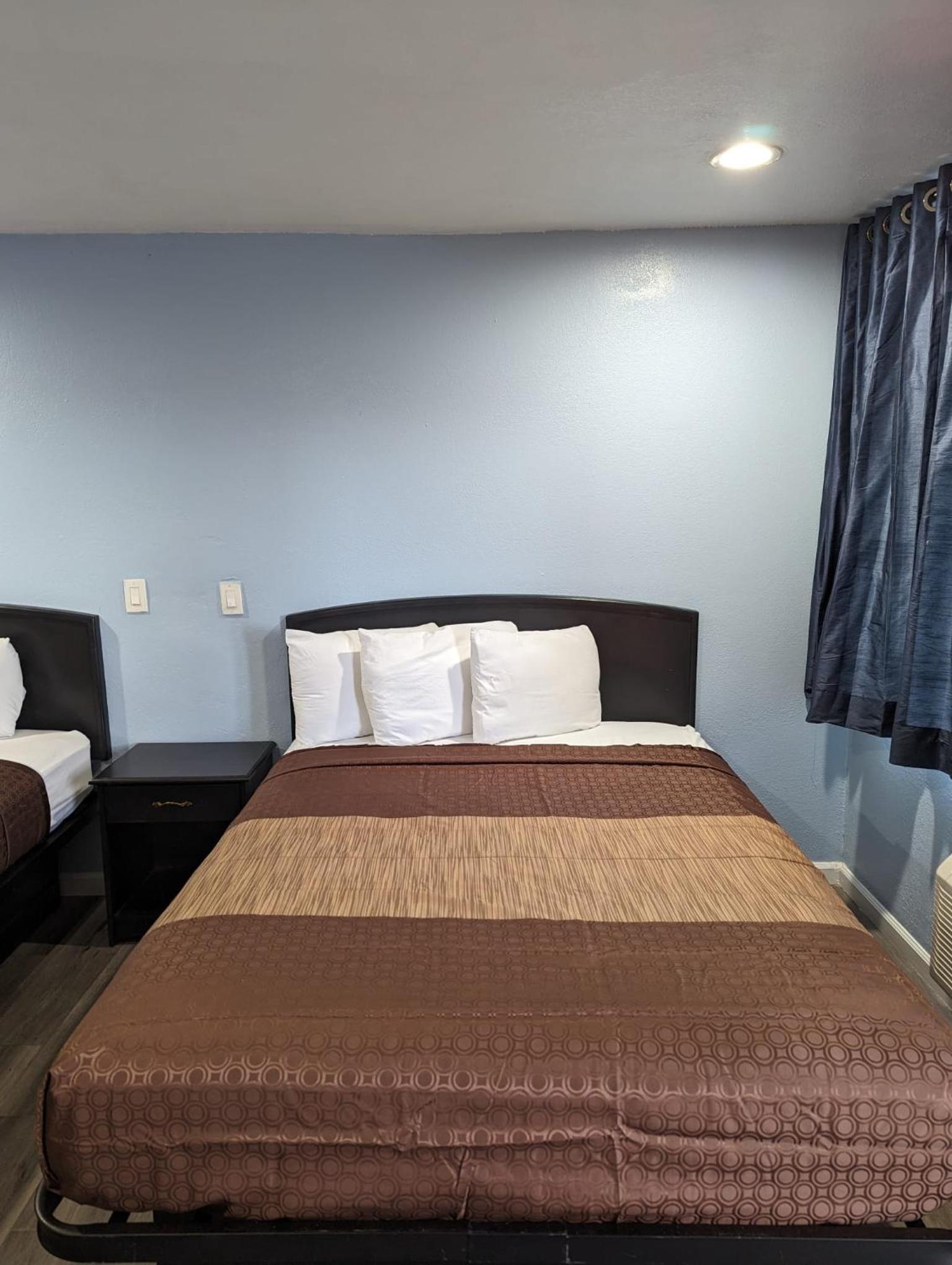 Queen Room with Two Queen Beds - Photo 14