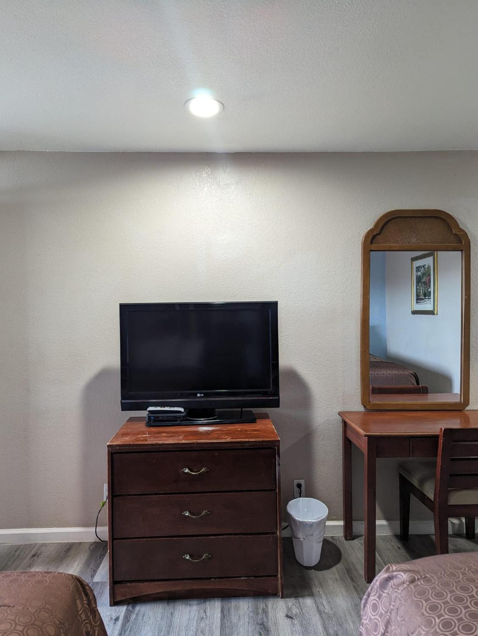 Queen Room with Two Queen Beds - Photo 7