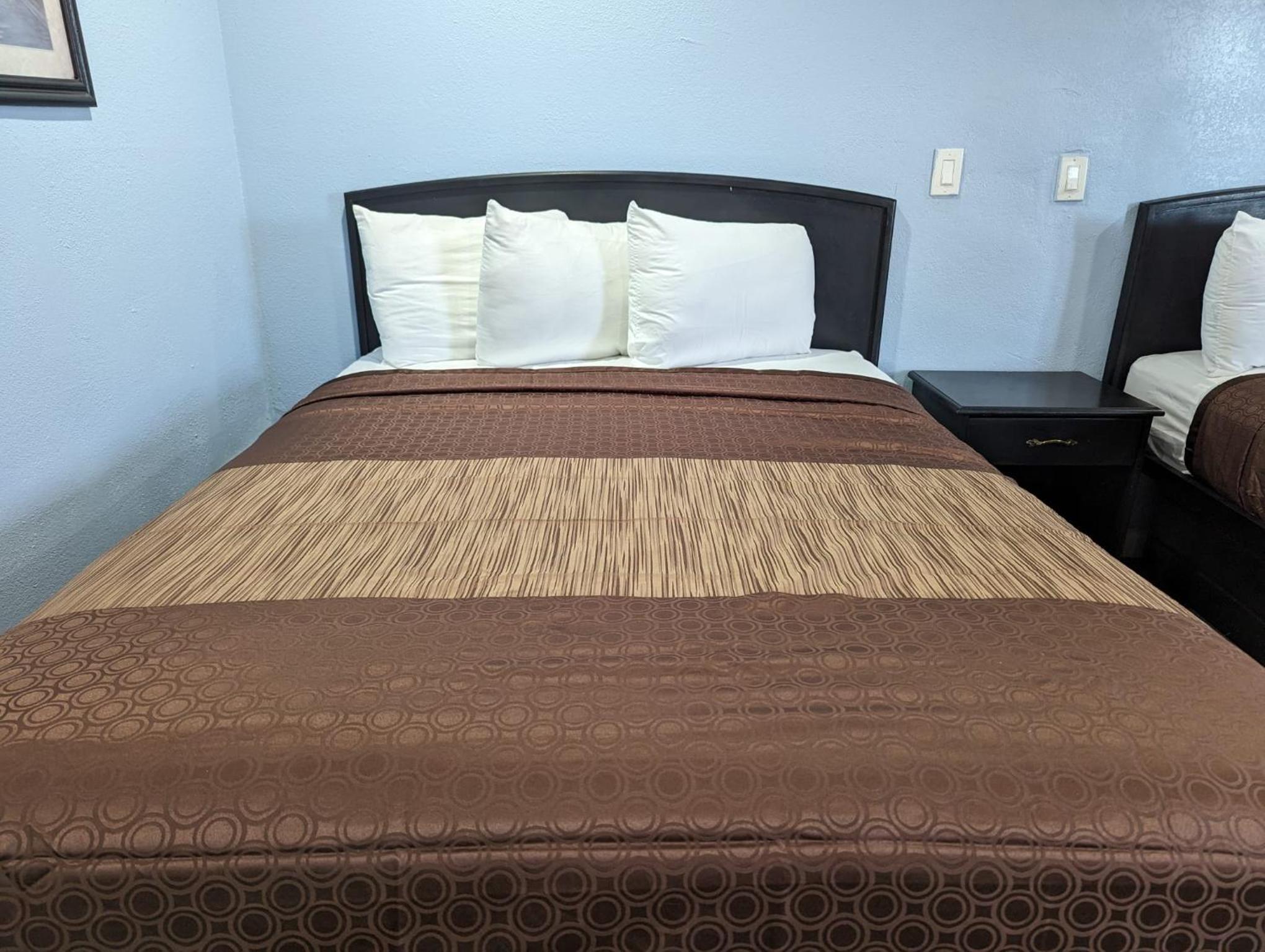 Queen Room with Two Queen Beds - Photo 5