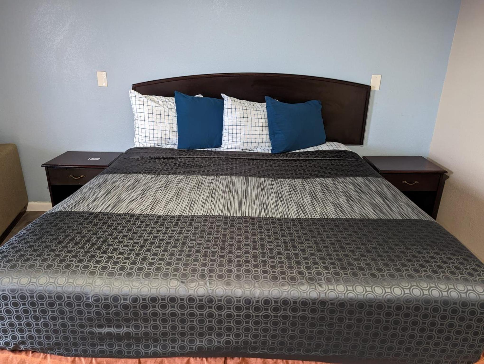 Deluxe King Room - Photo 7