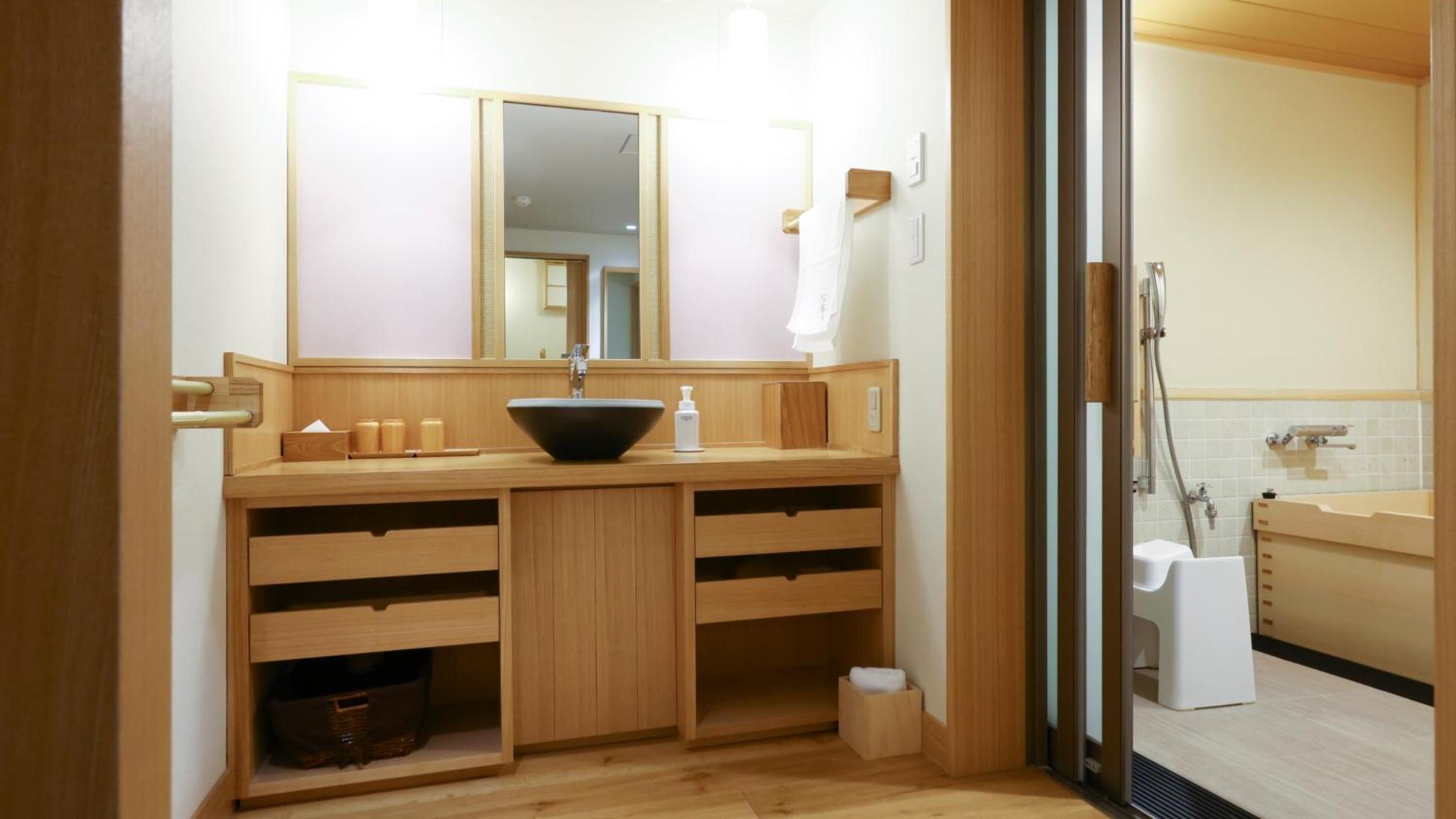 Deluxe Triple Room with Bathtub - Non-Smoking photo 3