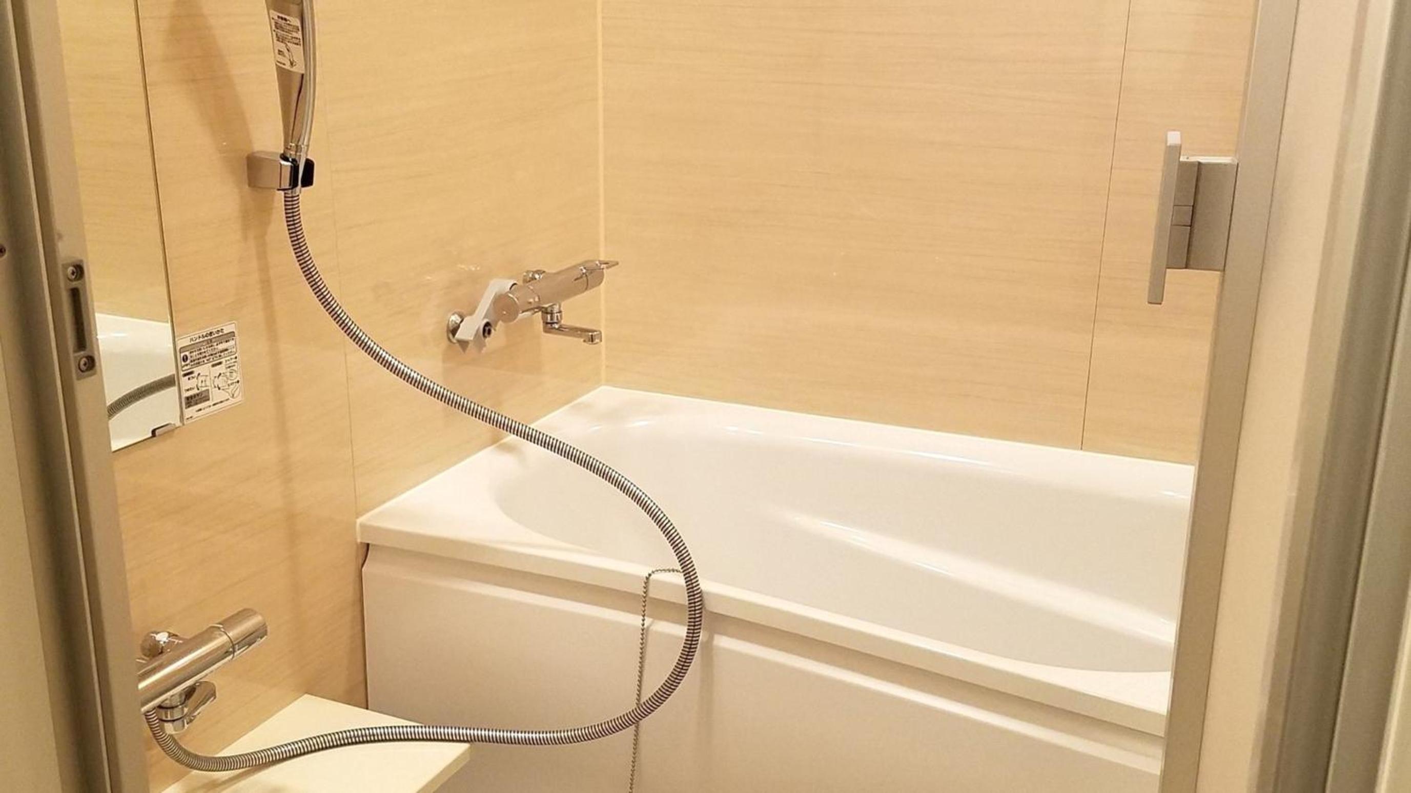 Quadruple Room with Bathtub - Non-Smoking photo 2