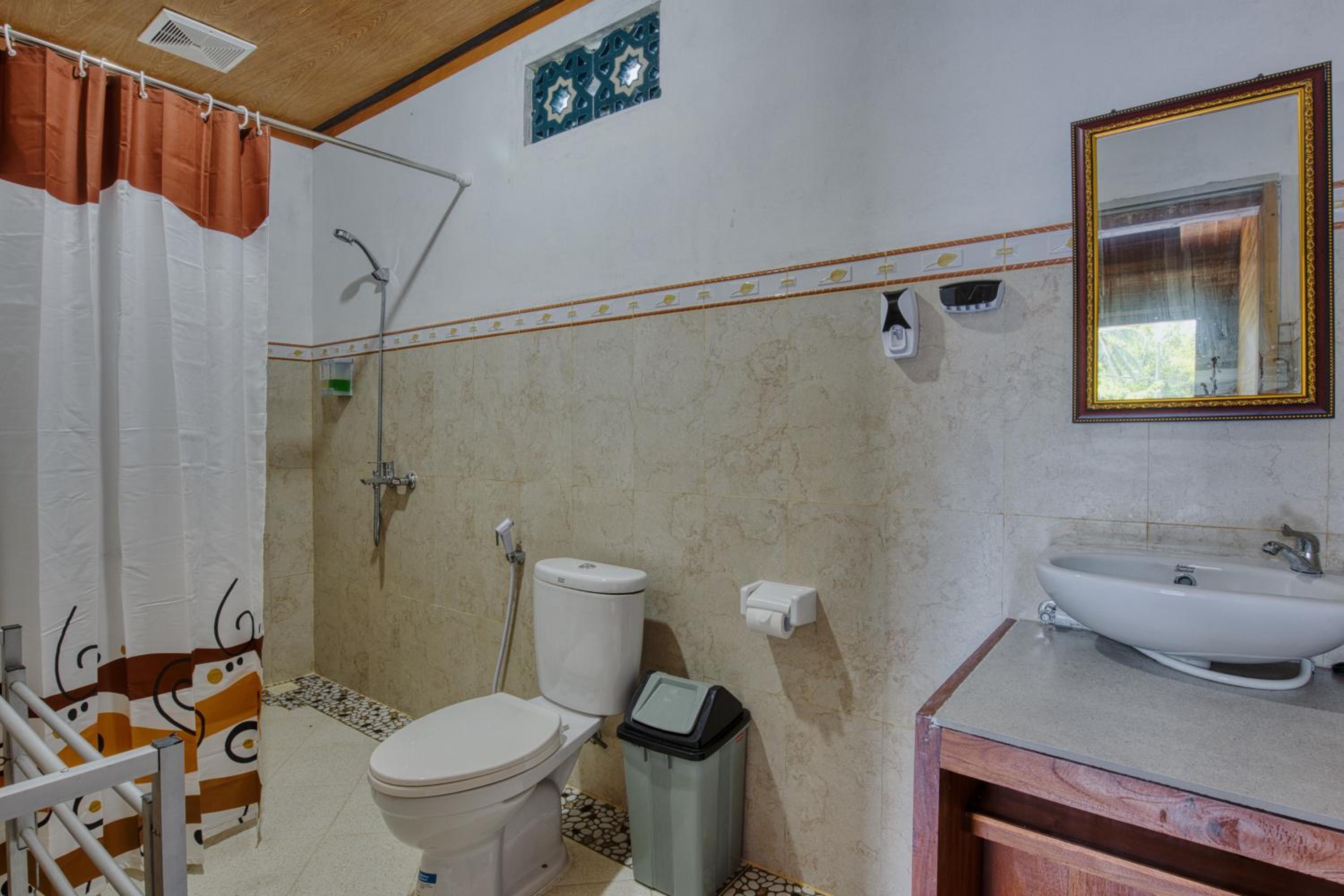 Deluxe Double Room with Balcony - Photo 17